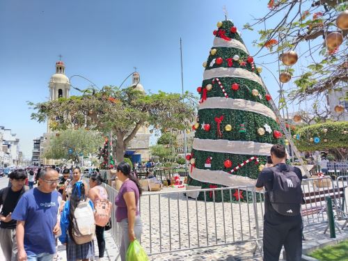 El nuevo encendido del árbol navideño ubicado en la Plaza Principal de Chiclayo ha generado expectativa. Cientos de personas se han acercado al lugar para tomar fotografías junto al árbol tras la polémica y cuestionados generados en la versión inicial de esta decoración. ANDINA/Difusión
