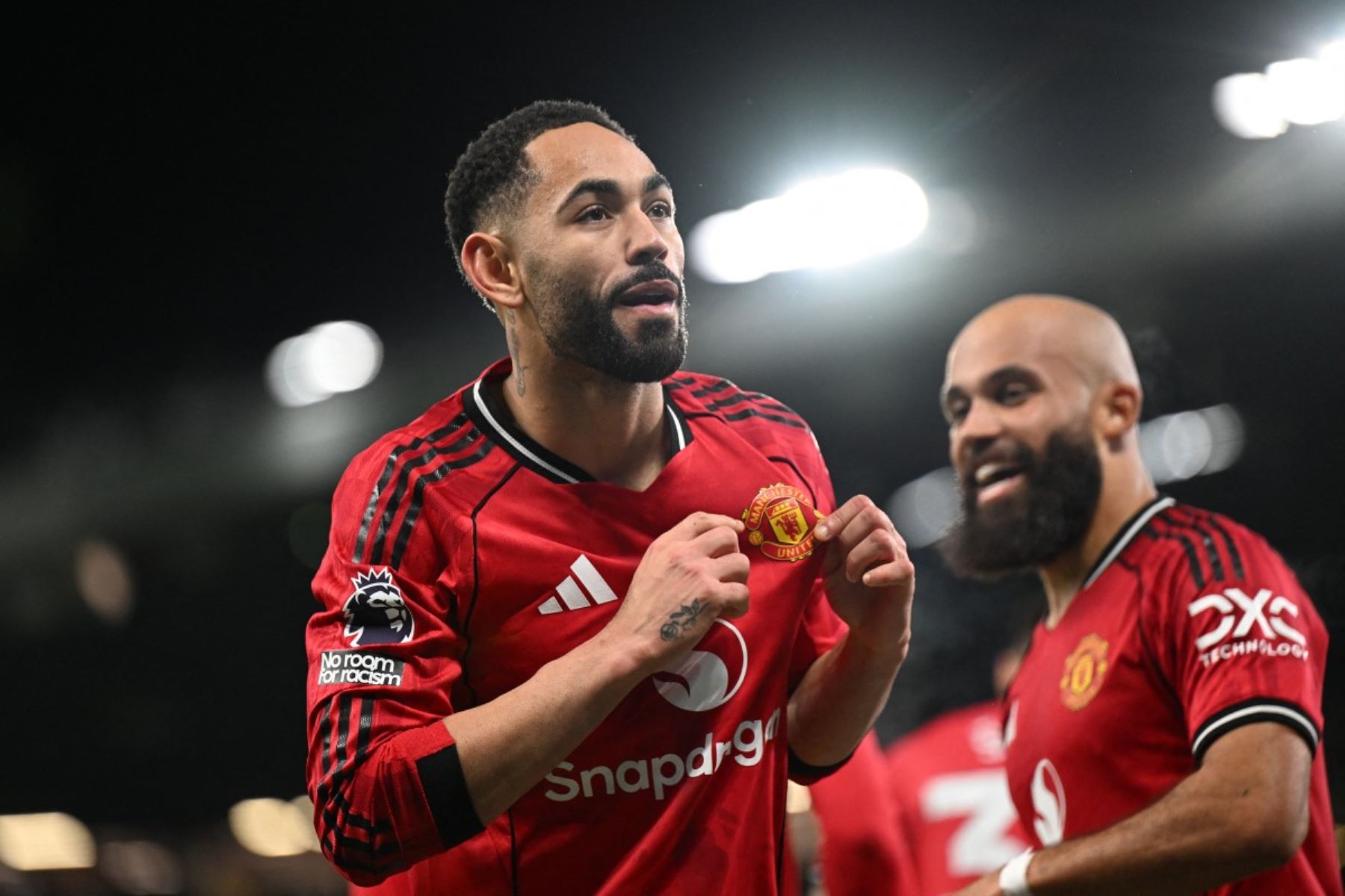 El delantero brasileño del Manchester United, Matheus Cunha, celebra su cuarto gol durante el partido de fútbol de la Premier League inglesa entre el Manchester United y el Bournemouth en Old Trafford en Manchester, Inglaterra, el 15 de diciembre de 2025. Foto: AFP