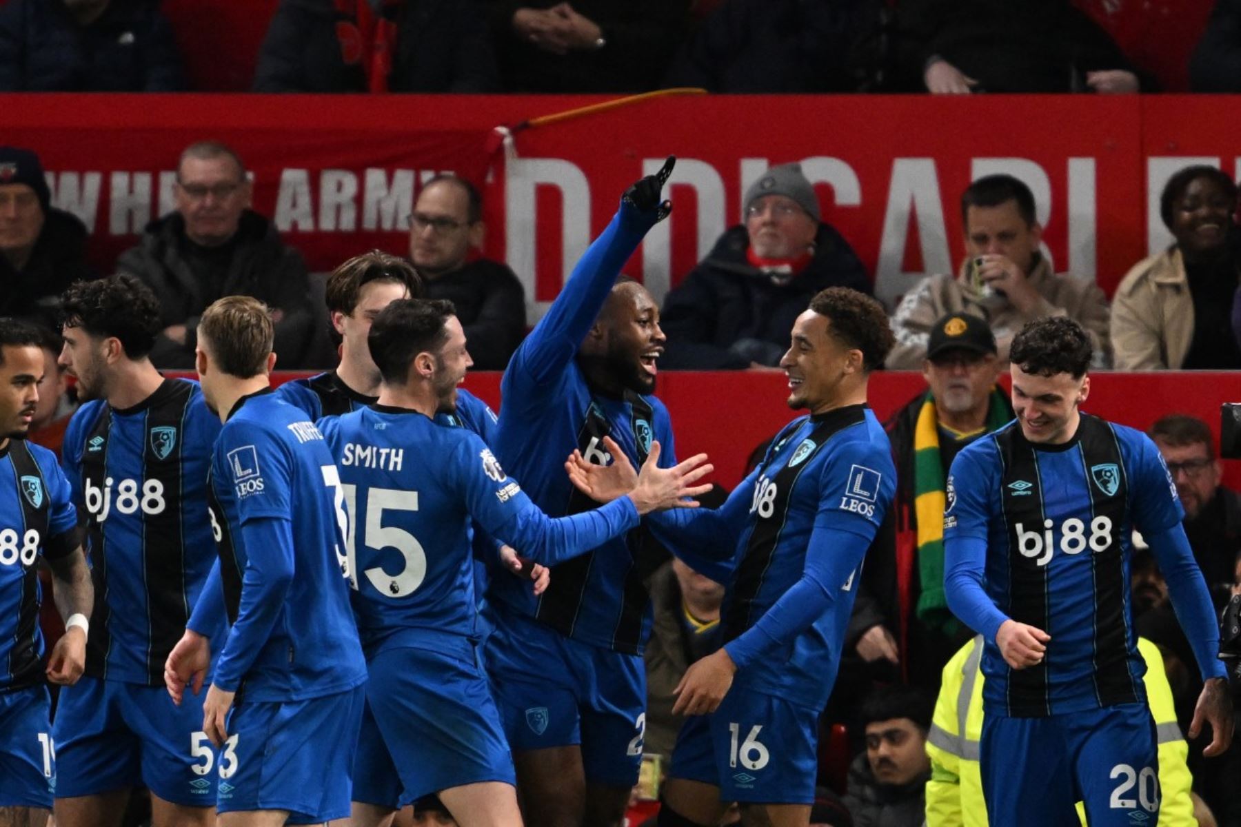 El centrocampista inglés del Bournemouth, Marcus Tavernier, celebra su tercer gol durante el partido de fútbol de la Premier League inglesa entre Manchester United y Bournemouth en Old Trafford en Manchester, Inglaterra, el 15 de diciembre de 2025. Foto: AFP