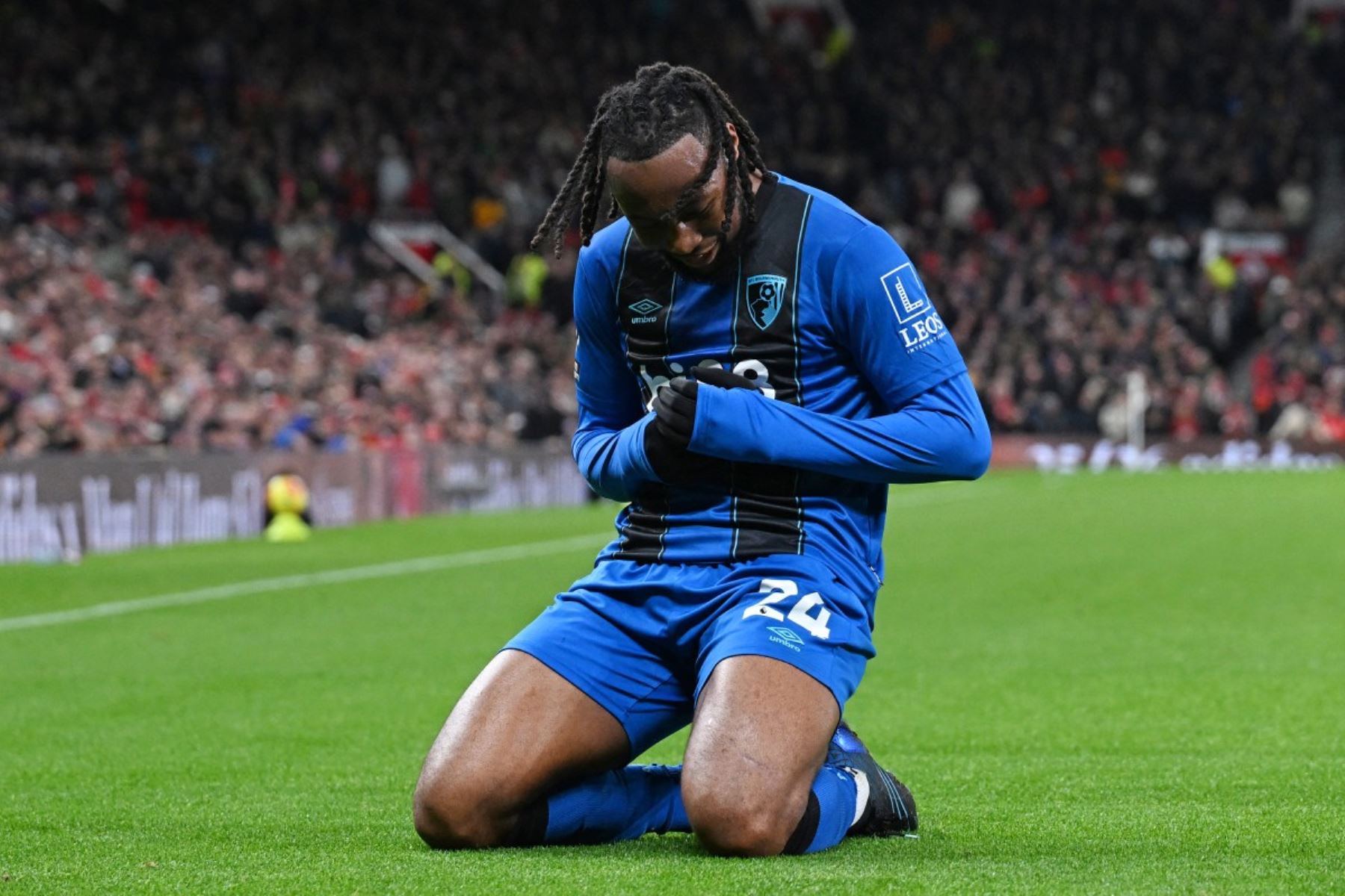 El delantero ghanés del Bournemouth, Antoine Semenyo, celebra su primer gol durante el partido de la Premier League inglesa entre el Manchester United y el Bournemouth en Old Trafford en Manchester, Inglaterra, el 15 de diciembre de 2025. Foto: AFP