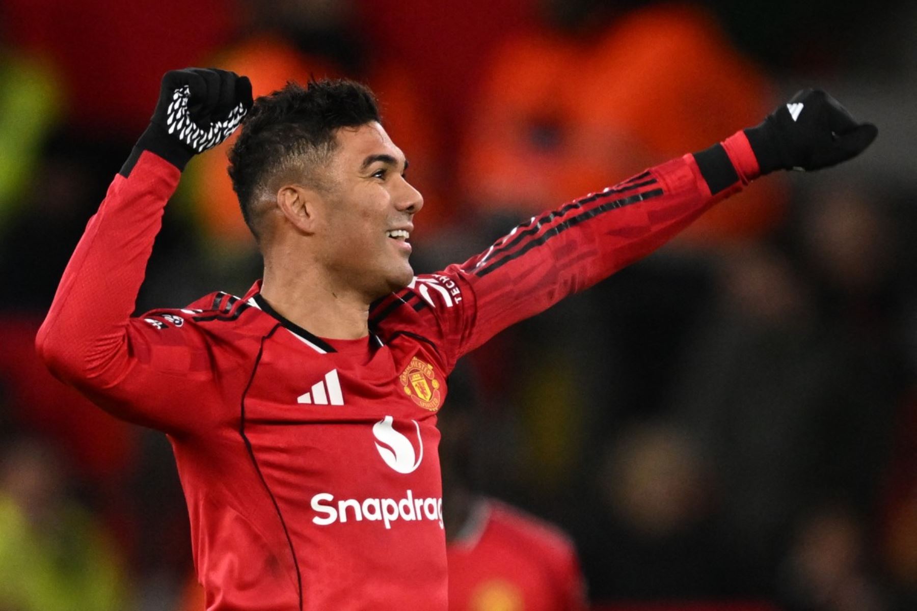 El centrocampista brasileño del Manchester United, Casemiro, celebra el segundo gol durante el partido de fútbol de la Premier League inglesa entre el Manchester United y el Bournemouth en Old Trafford en Manchester, Inglaterra, el 15 de diciembre de 2025. Foto: AFP