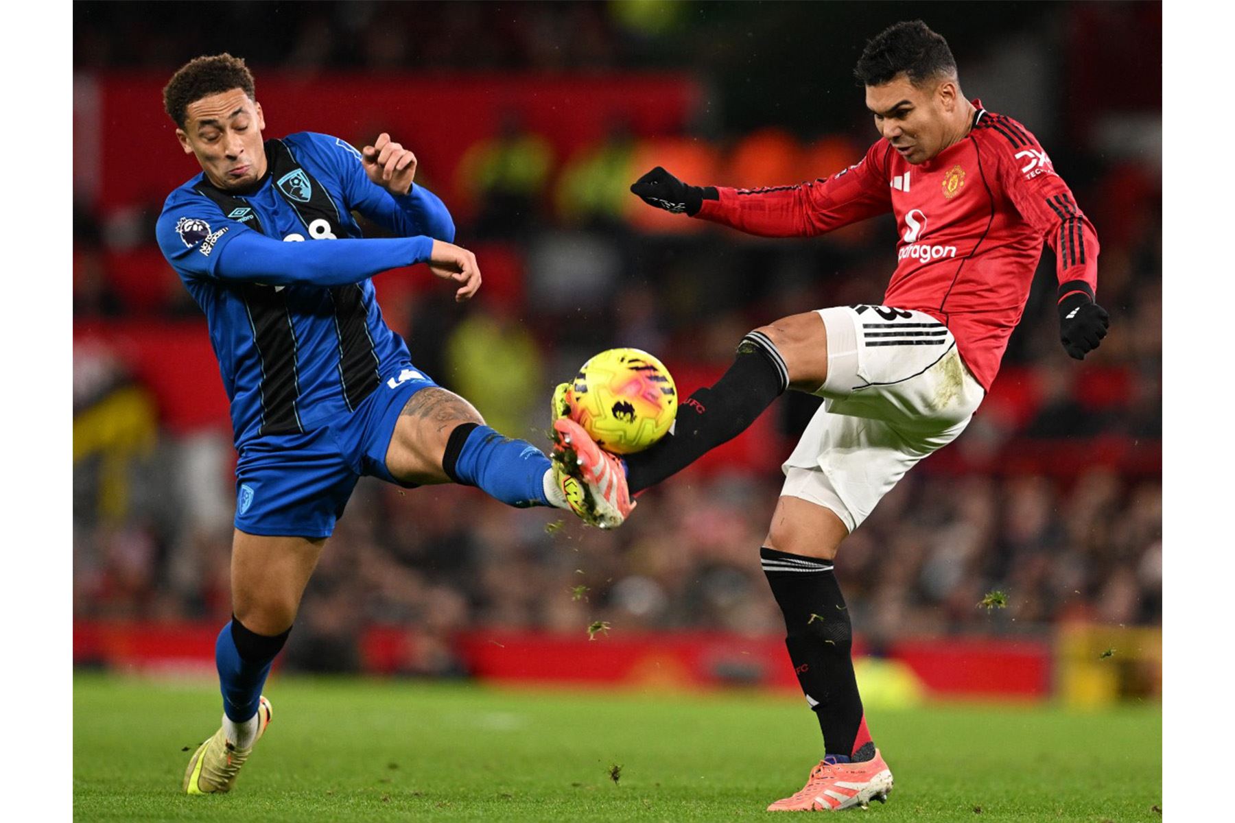 El centrocampista inglés del Bournemouth, Marcus Tavernier, y el centrocampista brasileño del Manchester United, Casemiro, compiten por el balón durante el partido de la Premier League inglesa entre el Manchester United y el Bournemouth en Old Trafford en Manchester. Foto: AFP