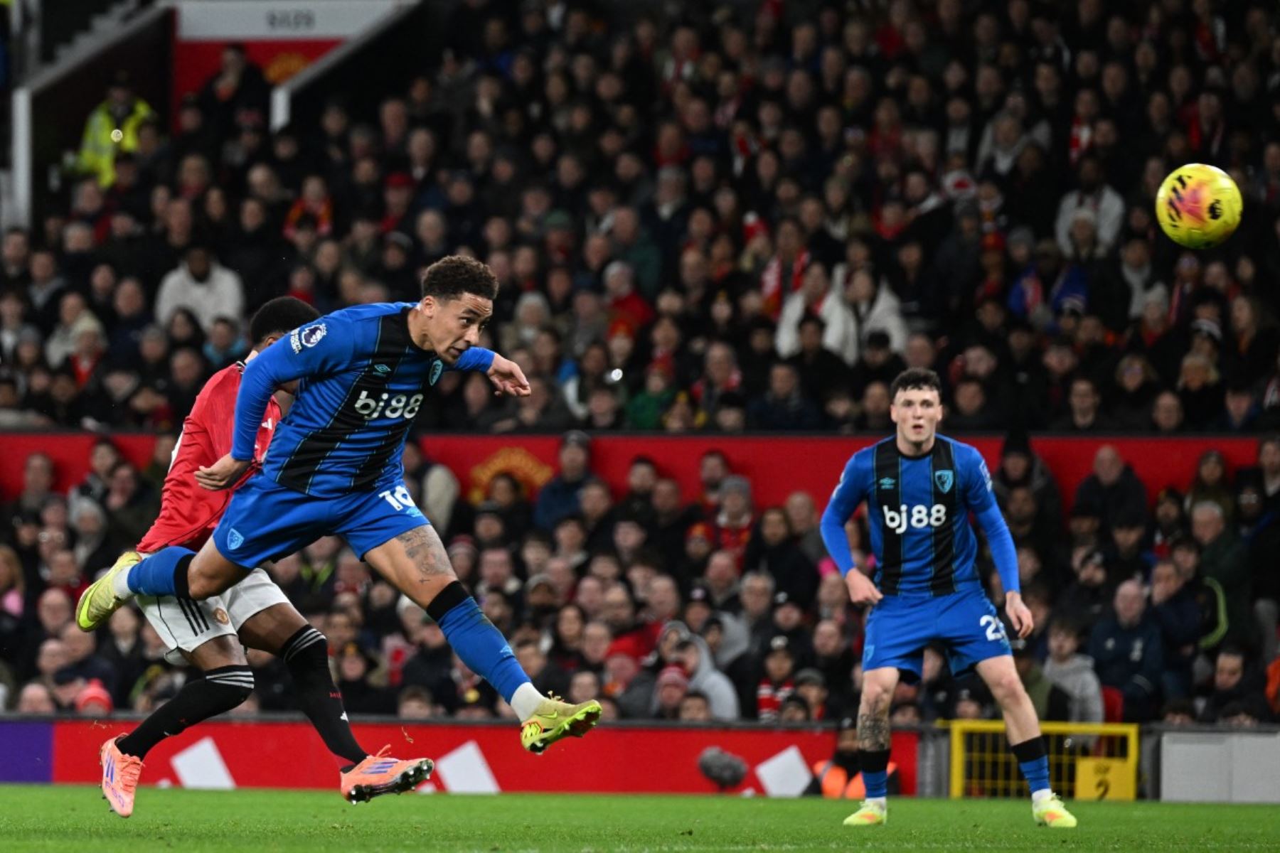 El centrocampista inglés del Bournemouth, Marcus Tavernier, cabecea el balón durante el partido de fútbol de la Premier League inglesa entre el Manchester United y el Bournemouth en Old Trafford en Manchester, Inglaterra, el 15 de diciembre de 2025. Foto: AFP