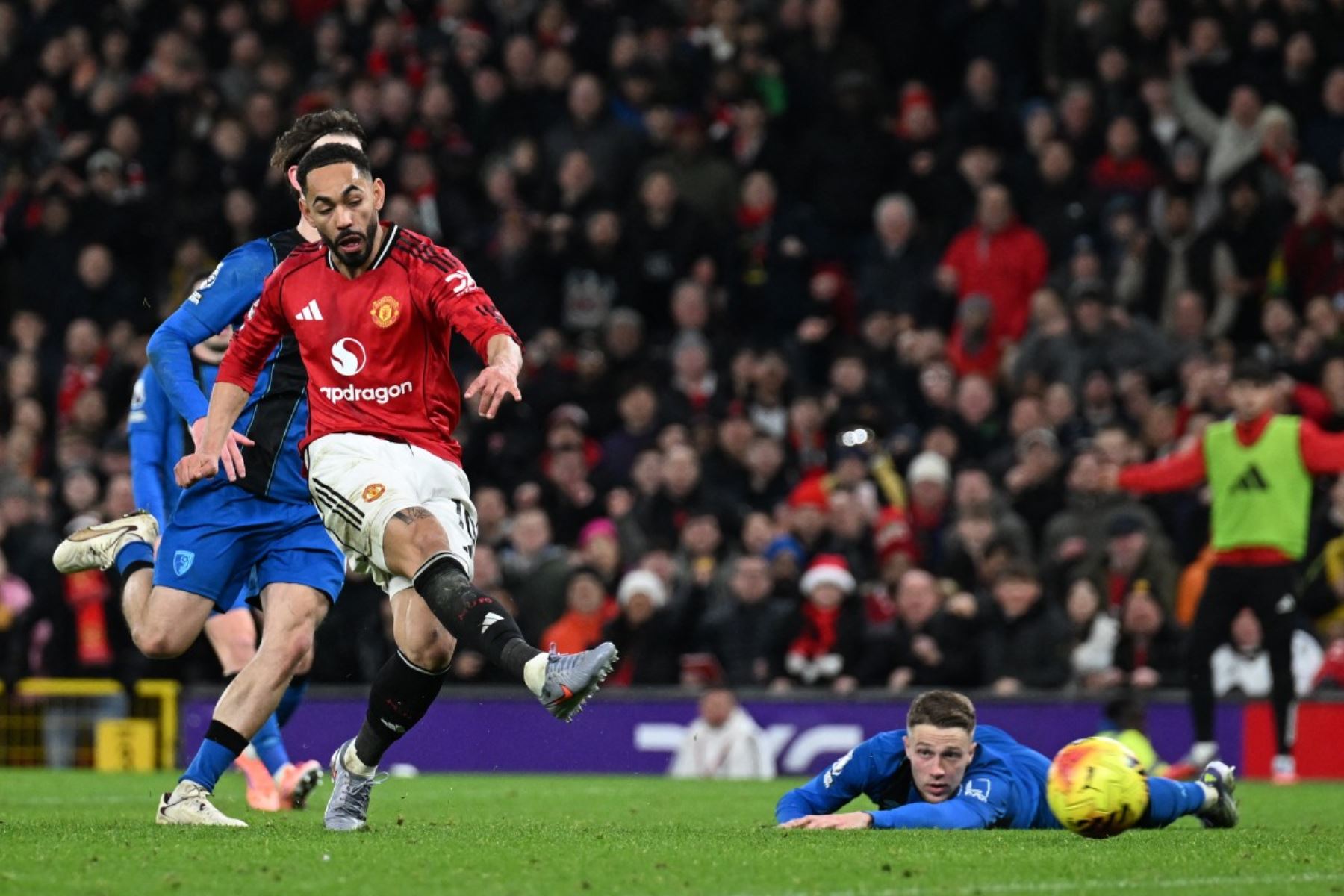 El delantero brasileño del Manchester United, Matheus Cunha, dispara para marcar su cuarto gol durante el partido de fútbol de la Premier League inglesa entre Manchester United y Bournemouth en Old Trafford en Manchester, Inglaterra, el 15 de diciembre de 2025. Foto: AFP