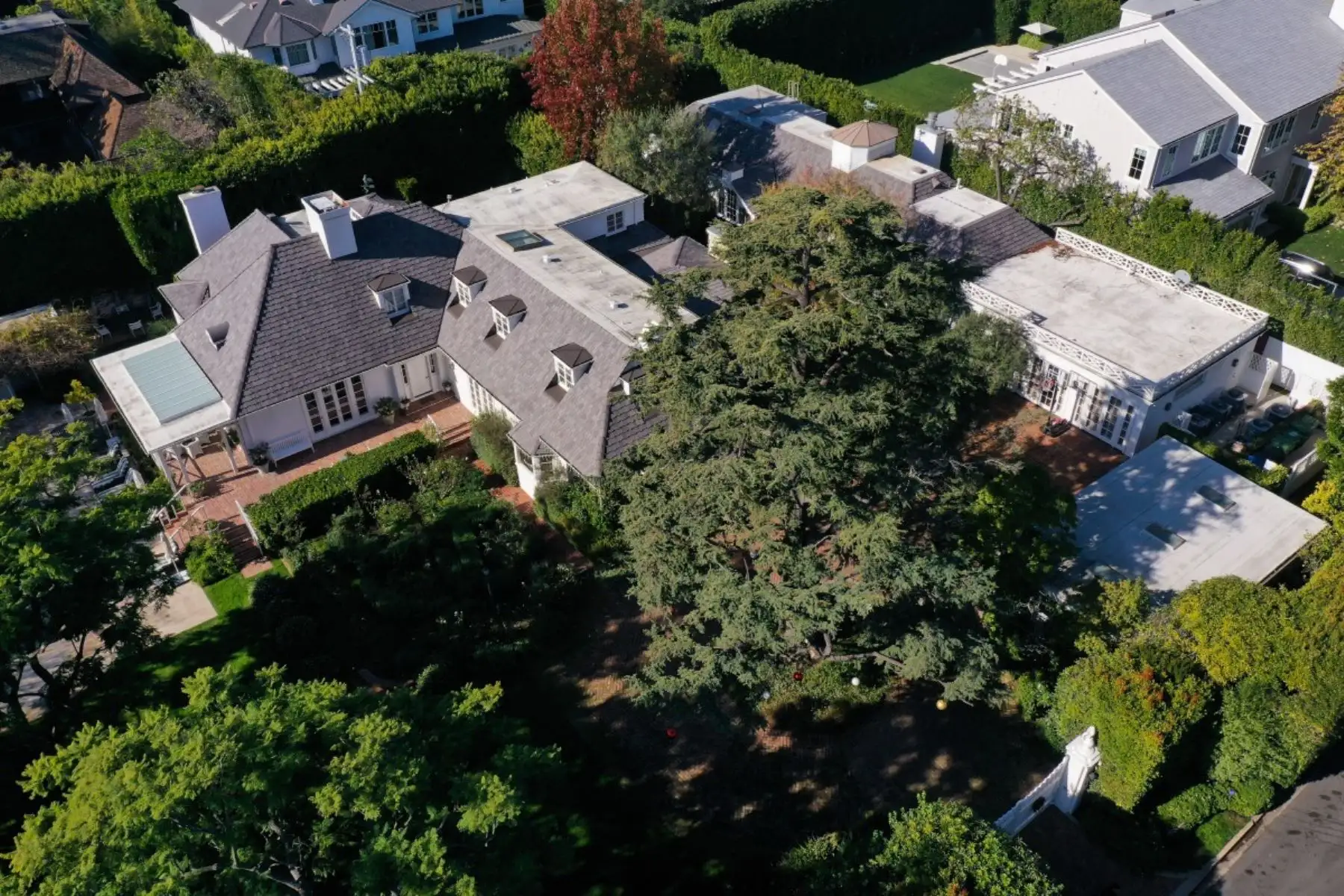 Una imagen aérea muestra la mansión del actor y director estadounidense Rob Reiner tras su fallecimiento en el barrio de Brentwood de Los Ángeles, California, el 15 de diciembre de 2025, después de que Reiner y su esposa, Michele Reiner, fueran encontrados muertos. Foto: AFP