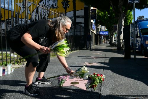 Una mujer coloca flores en la estrella del actor y director estadounidense Rob Reiner en el Paseo de la Fama de Hollywood en Los Ángeles. Foto: AFP