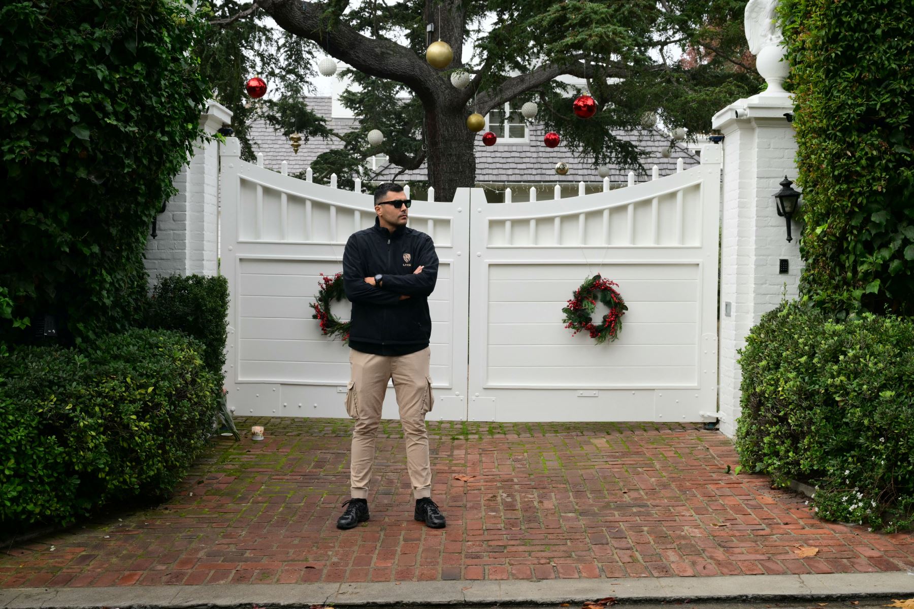 Un guardia de seguridad se encuentra frente a la mansión del actor y director estadounidense Rob Reiner tras su fallecimiento en el barrio de Brentwood de Los Ángeles, California, el 15 de diciembre de 2025, después de que Reiner y su esposa, Michele Reiner, fueran encontrados muertos. Foto: AFP