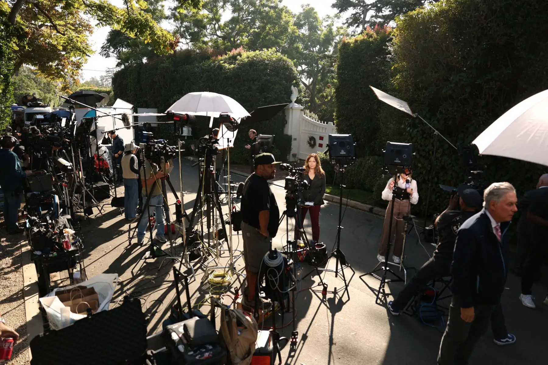 Los medios de comunicación se reúnen frente a la mansión del actor y director estadounidense Rob Reiner, en el barrio de Brentwood de Los Ángeles, California, el 15 de diciembre de 2025, quien fue hallado muerto horas antes junto a su esposa. Foto: AFP