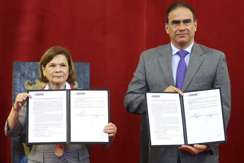 Rectora de la Universidad Nacional Mayor de San Marcos (UNMSM), Jeri Ramón Ruffner de Vega y el ministro de Trabajo y Promoción del Empleo, Óscar Fernández Cáceres, muestran el convenio para certificar cursos gratuitos del MTPE. Foto: Cortesía.