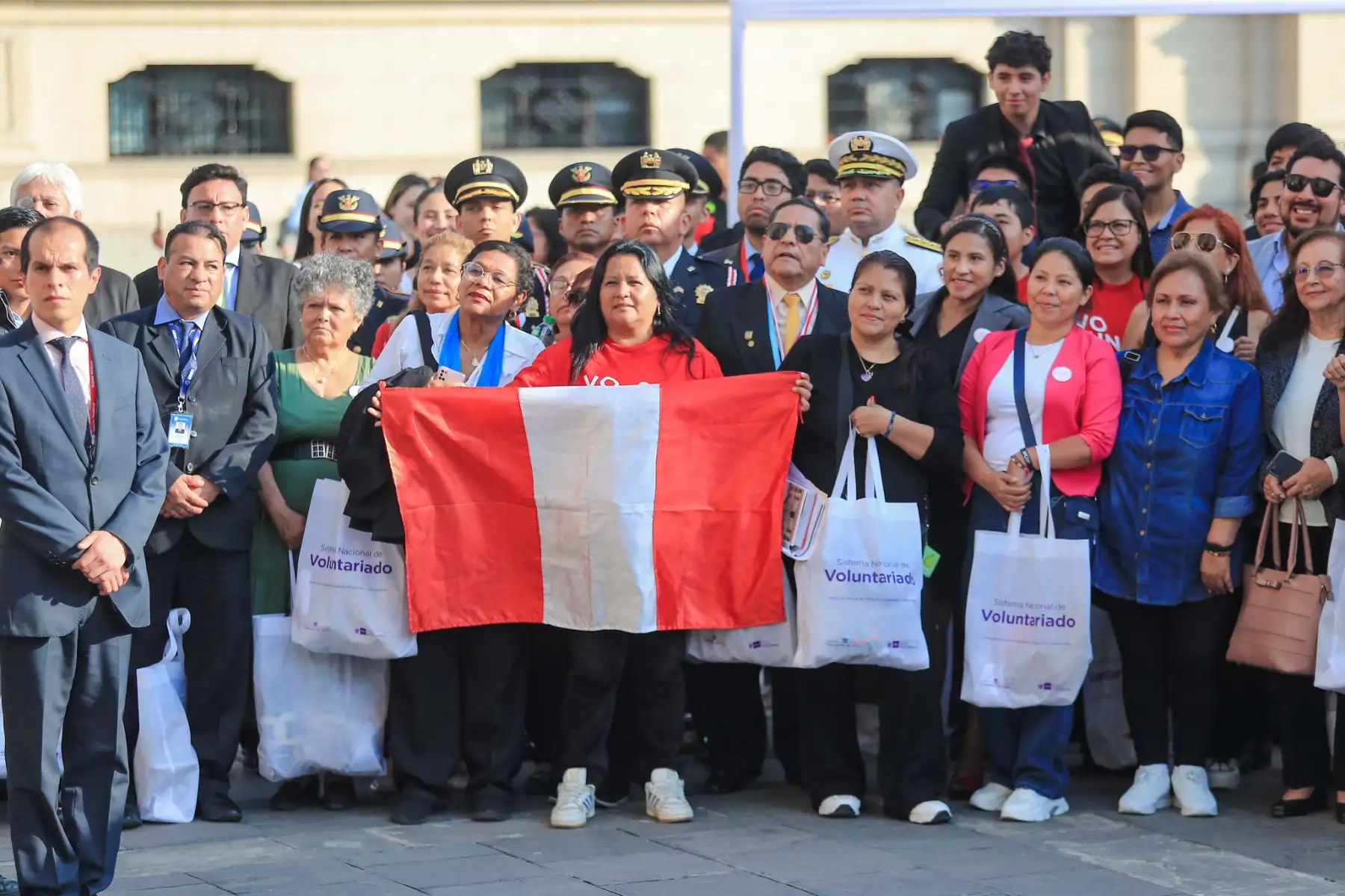 El presidente de la República, José Jerí, participó en la ceremonia oficial de Reconocimiento Nacional de Buenas Prácticas de Voluntariado (Renavol) 2025, que se realizó en el patio de Palacio de Gobierno el lunes 15 de diciembre de 2025. Foto: ANDINA/Presidencia