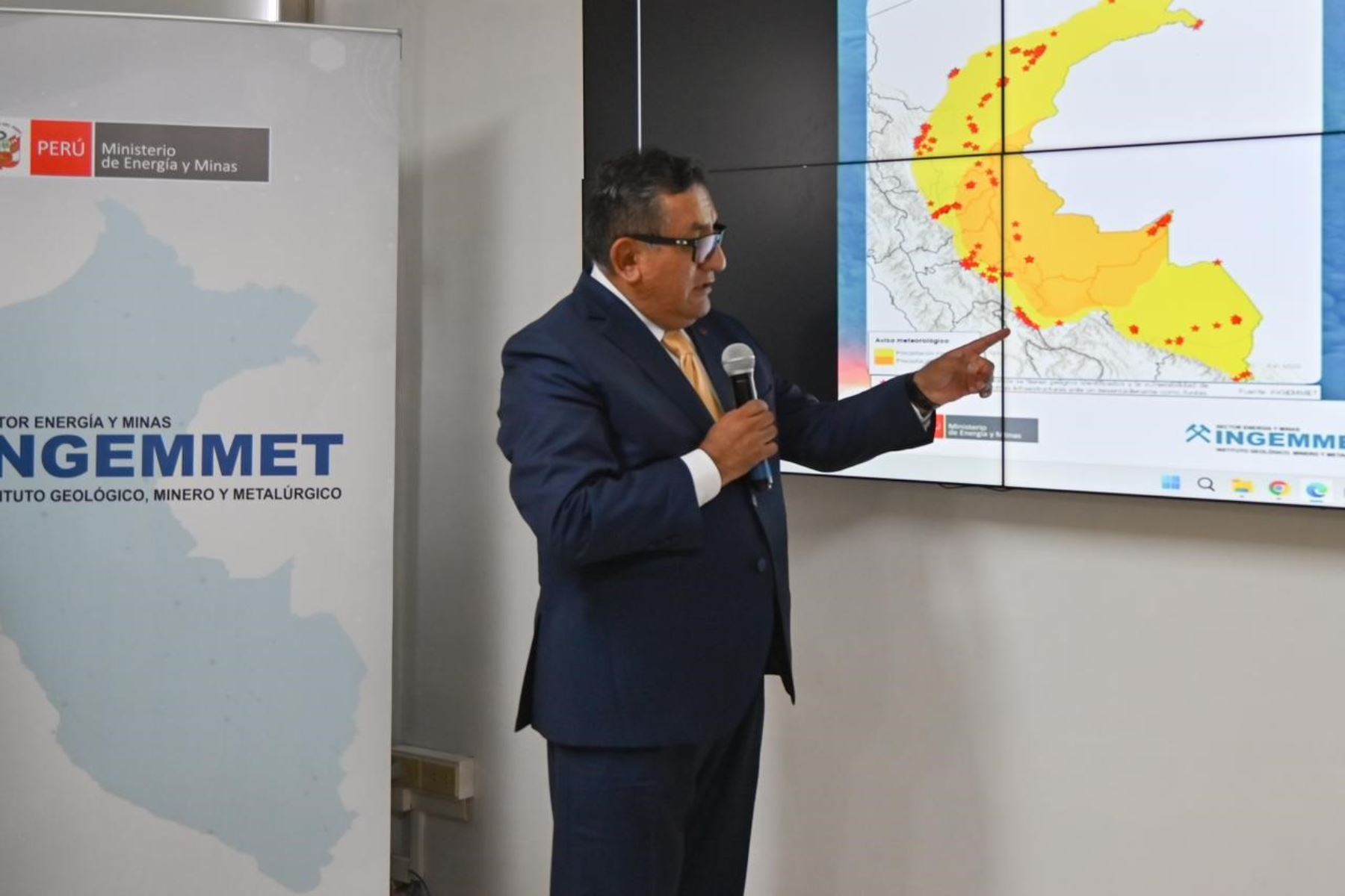 El ministro de Energía y Minas, Luis Bravo de la Cruz, realizó una visita técnica al Instituto Geológico, Minero y Metalúrgico. Foto: Ingemmet