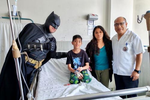 Batman, Superman y Linterna Verde compartieron momentos amenos con pacientes en Lima Sur. Foto: ANDINA/Difusión.
