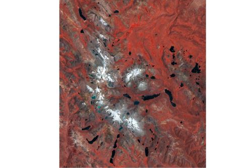 La pérdida es evidente en las zonas más bajas de las montañas, donde el terreno aparece gris y sin vegetación, revelando el retroceso del hielo. Foto: ESA