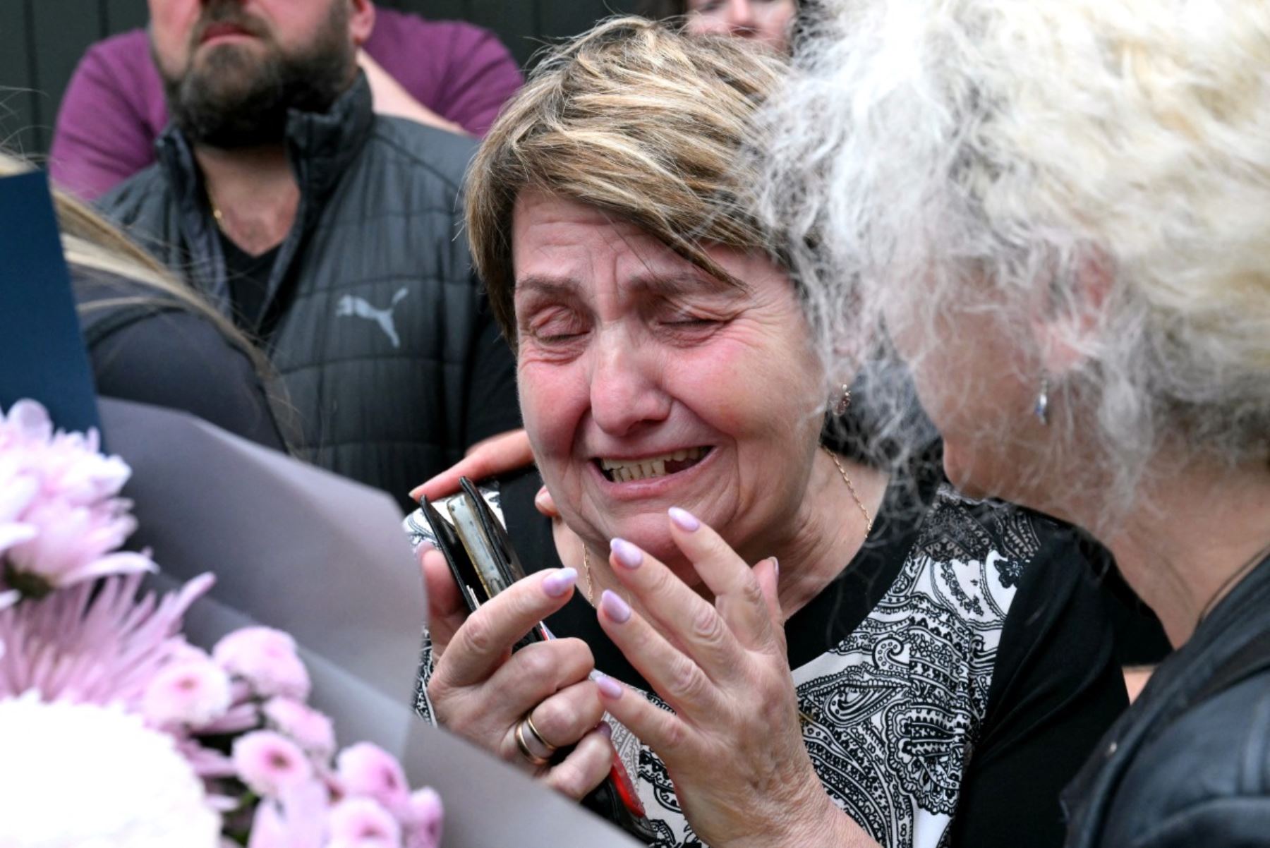Los familiares de las víctimas reaccionan mientras se reúnen con otros dolientes cerca de los tributos en el Bondi Pavilion en memoria de las víctimas de un tiroteo en Bondi Beach. Foto: AFP