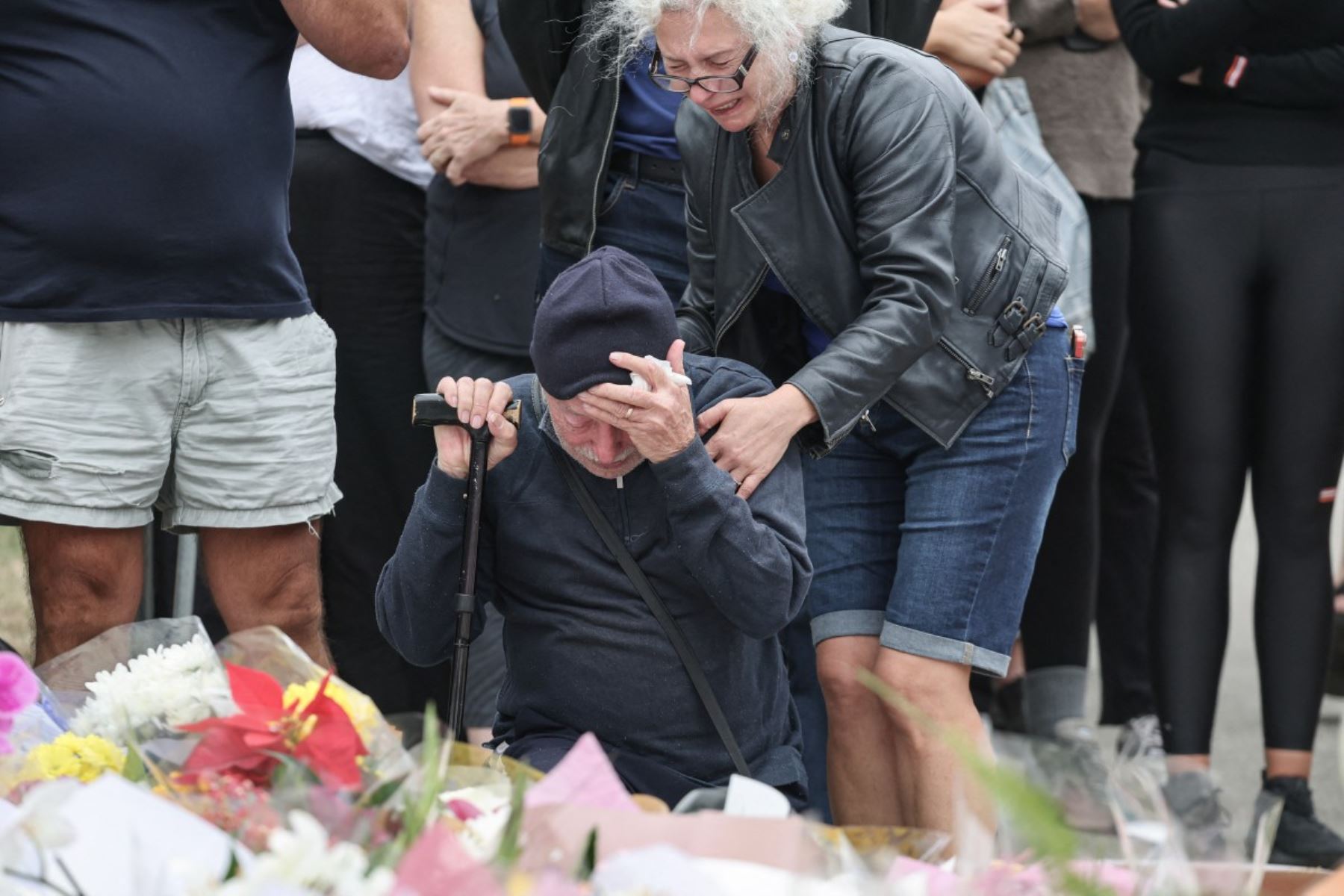 Un hombre llora tras depositar flores frente al Bondi Pavilion de Sídney  en honor a las víctimas del tiroteo de Bondi Beach.  AFP