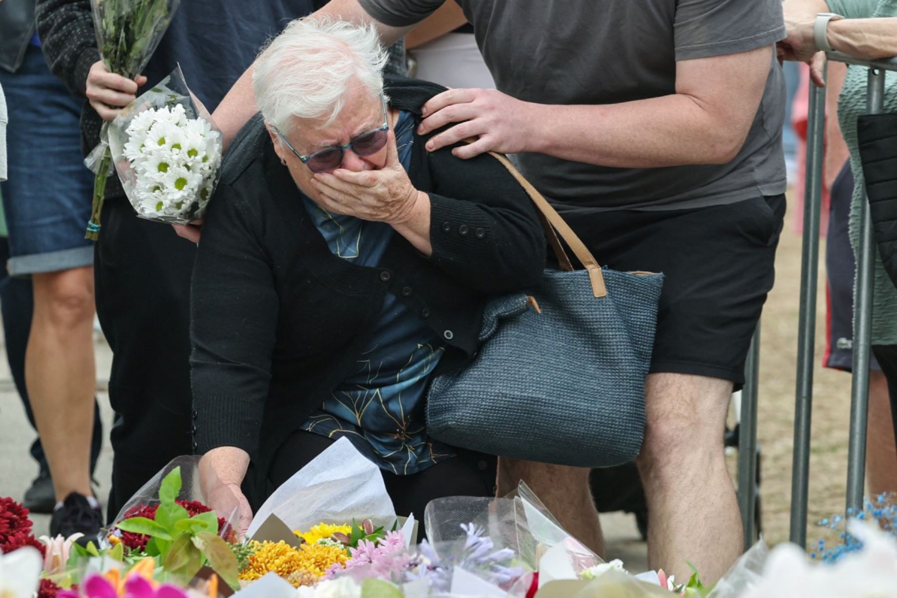Una mujer llora después de colocar flores afuera del Bondi Pavilion en Sydney para honrar a las víctimas del tiroteo de Bondi Beach. AFP