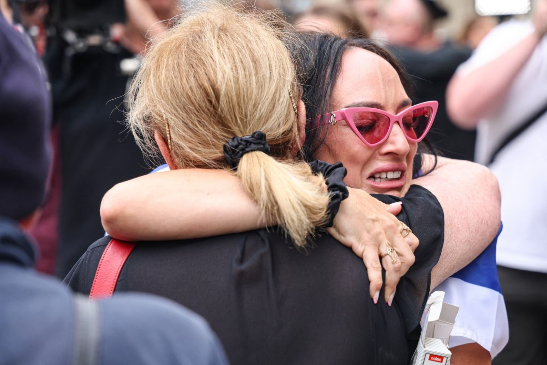 Familiares  de las  víctimas del tiroteo de Bondi Beach lloran afuera del Bondi Pavilion en Sydney. AFP
