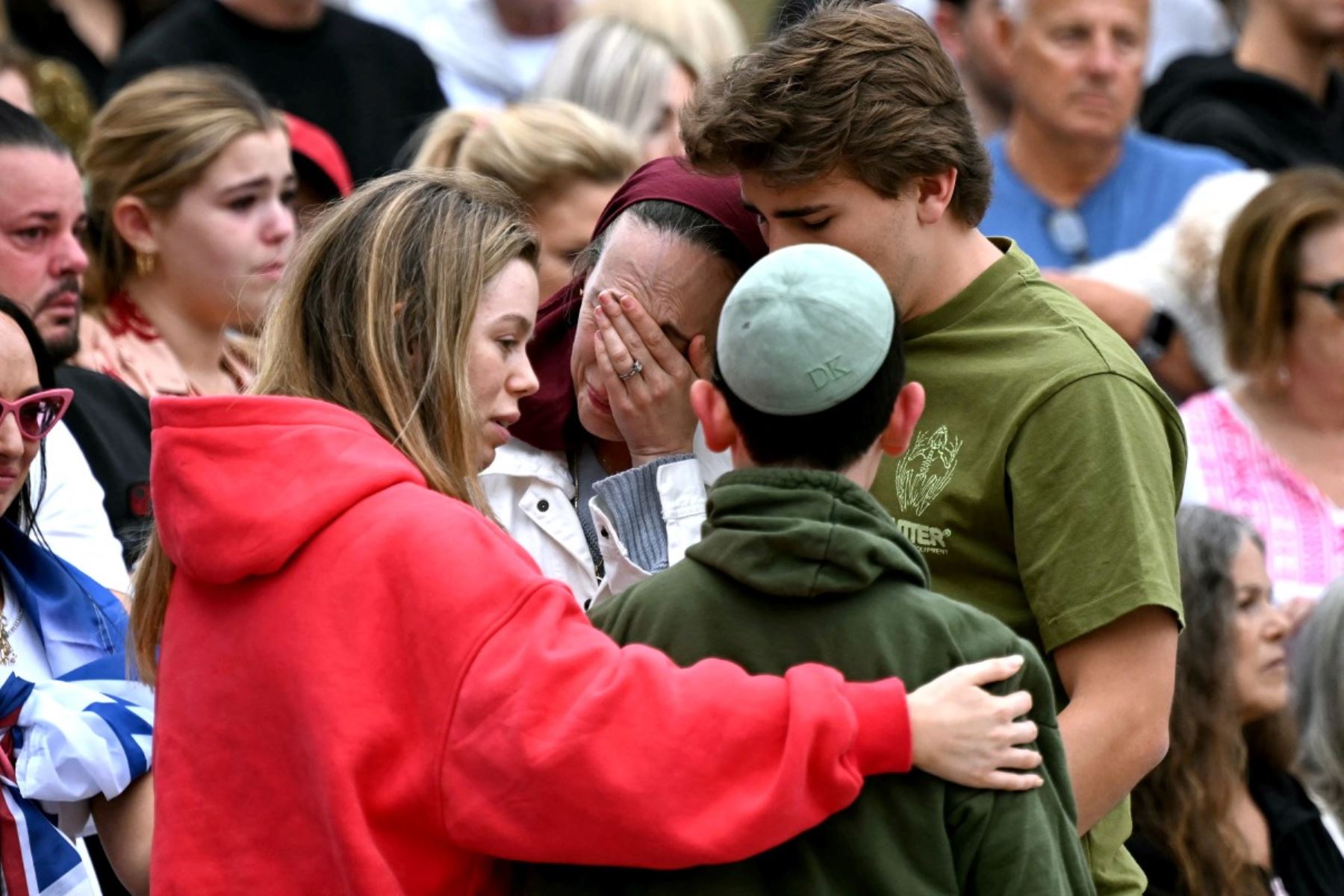 Familiares  de las  víctimas del tiroteo de Bondi Beach lloran afuera del Bondi Pavilion en Sydney. AFP