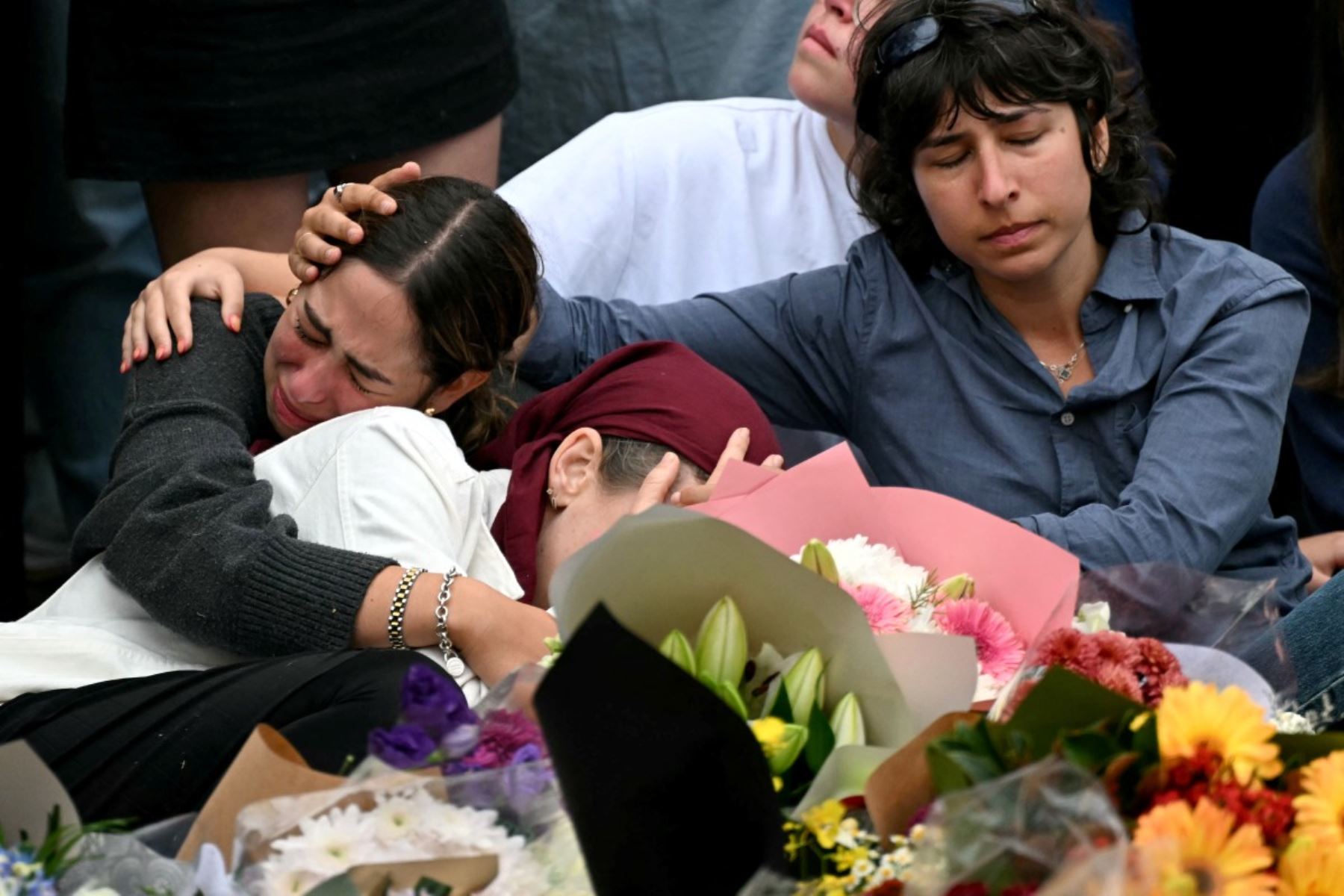 Familiares  de las  víctimas del tiroteo de Bondi Beach lloran afuera del Bondi Pavilion en Sydney. AFP