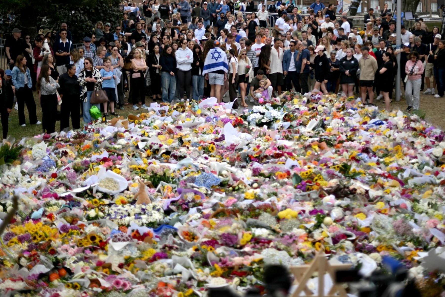 Los dolientes se reúnen en un homenaje en el Bondi Pavilion en memoria de las víctimas de un tiroteo en Bondi Beach, en Sídney. AFP