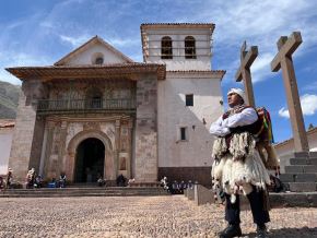 El templo colonial San Pedro Apóstol del distrito de Andahuaylillas, ubicado en la provincia cusqueña de Quispicanchi, conocida como “la Sixtina de América”, goza de ser Jerarquía 4, y se convierte en el primer recinto religioso católico con esta máxima distinción. ANDINA/Percy Hurtado Santillán