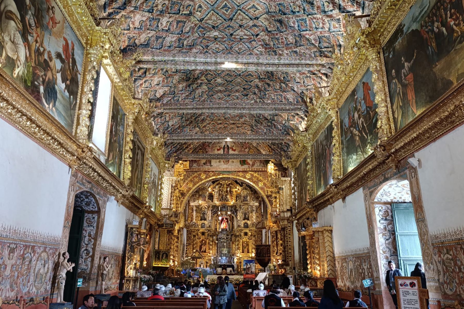 Un expediente basado en la exquisita arquitectura de adobe y tejado rojo, características únicas en su edificación, el opulento arte religioso y las costumbres y tradiciones culturales que preserva, permitió el reconocimiento del Ministerio de Comercio Exterior y Turismo (Mincetur).  Foto: ANDINA/Percy Hurtado Santillán