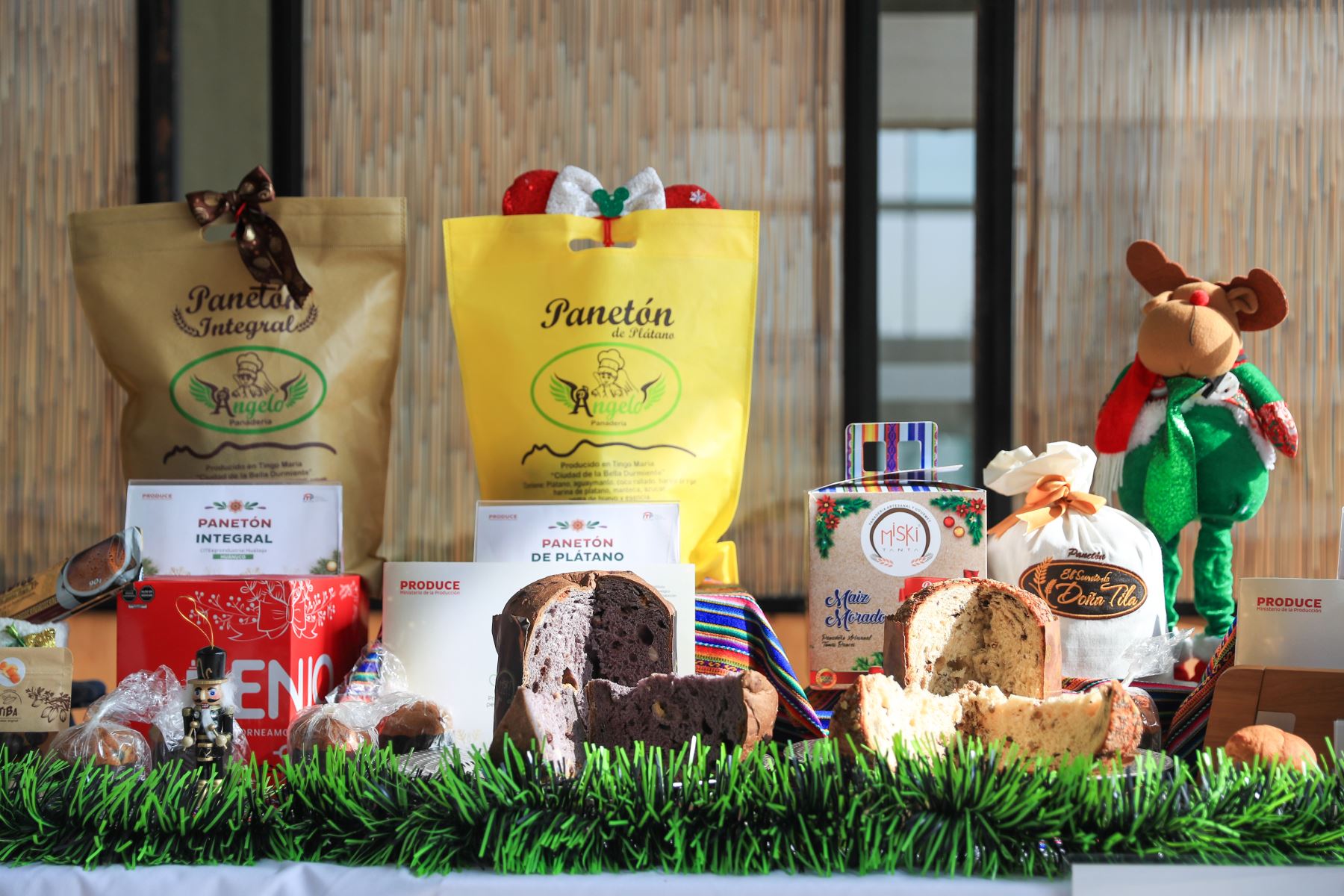 Para este año, PRODUCE han preparando y acompañando a las MYPE para que afronten la campaña navideña con mejores capacidades productivas, mayor competitividad y acceso a nuevos mercados.”Foto: ANDINA/Ricardo Cuba