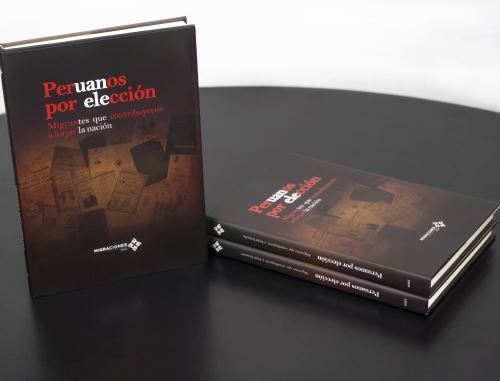 Presentan libro Peruanos por elección.