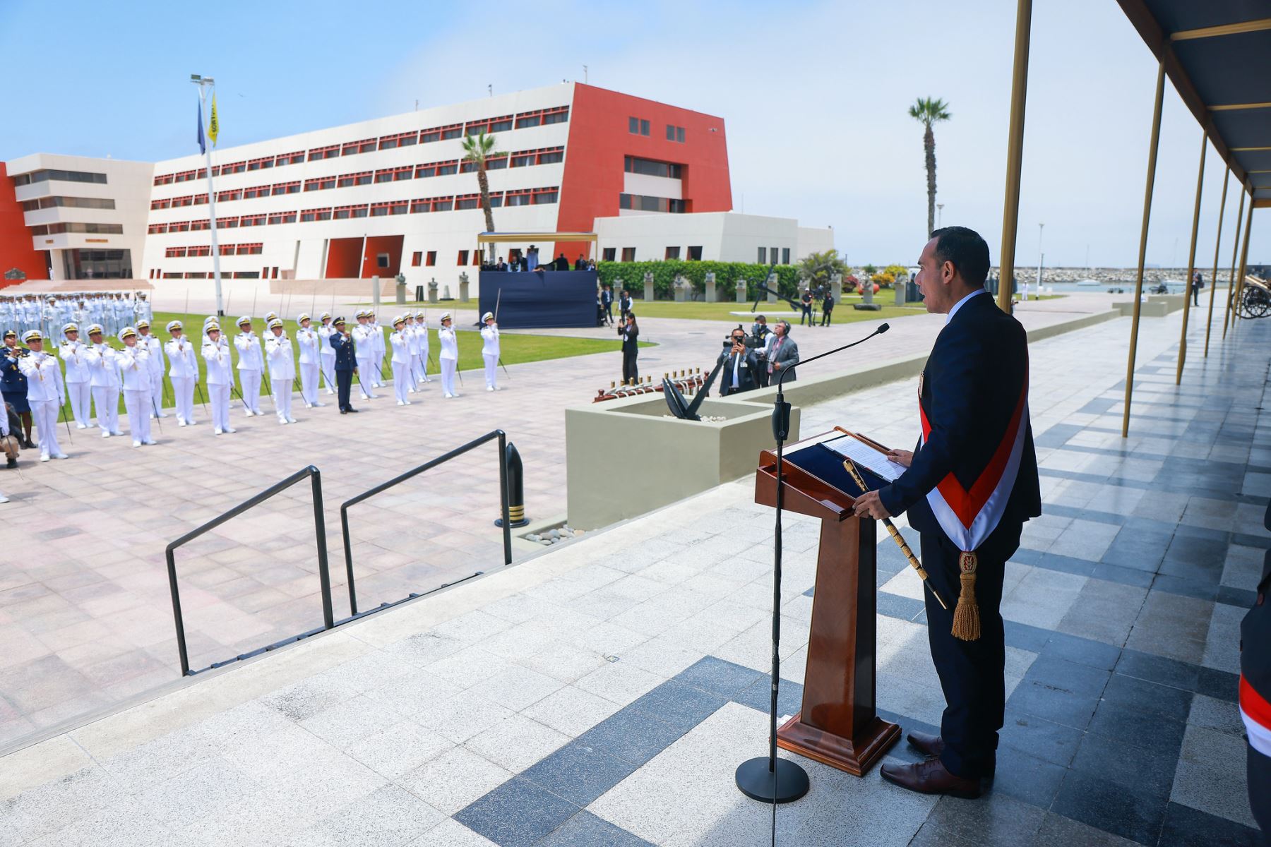 El presidente José Jerí lideró tomó juramento a 51 nuevos Alféreces de Fragata que se incorporan oficialmente a la Marina de Guerra del Perú.  Foto: ANDINA/Prensa Presidencia