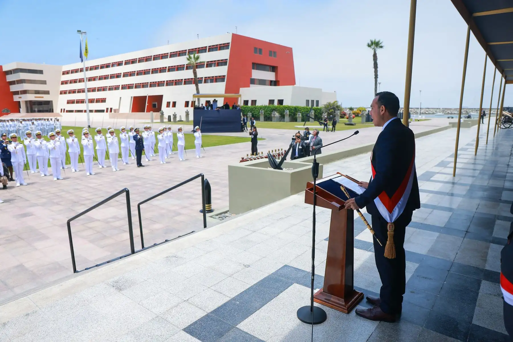 El presidente José Jerí lideró tomó juramento a 51 nuevos Alféreces de Fragata que se incorporan oficialmente a la Marina de Guerra del Perú.  Foto: ANDINA/Prensa Presidencia