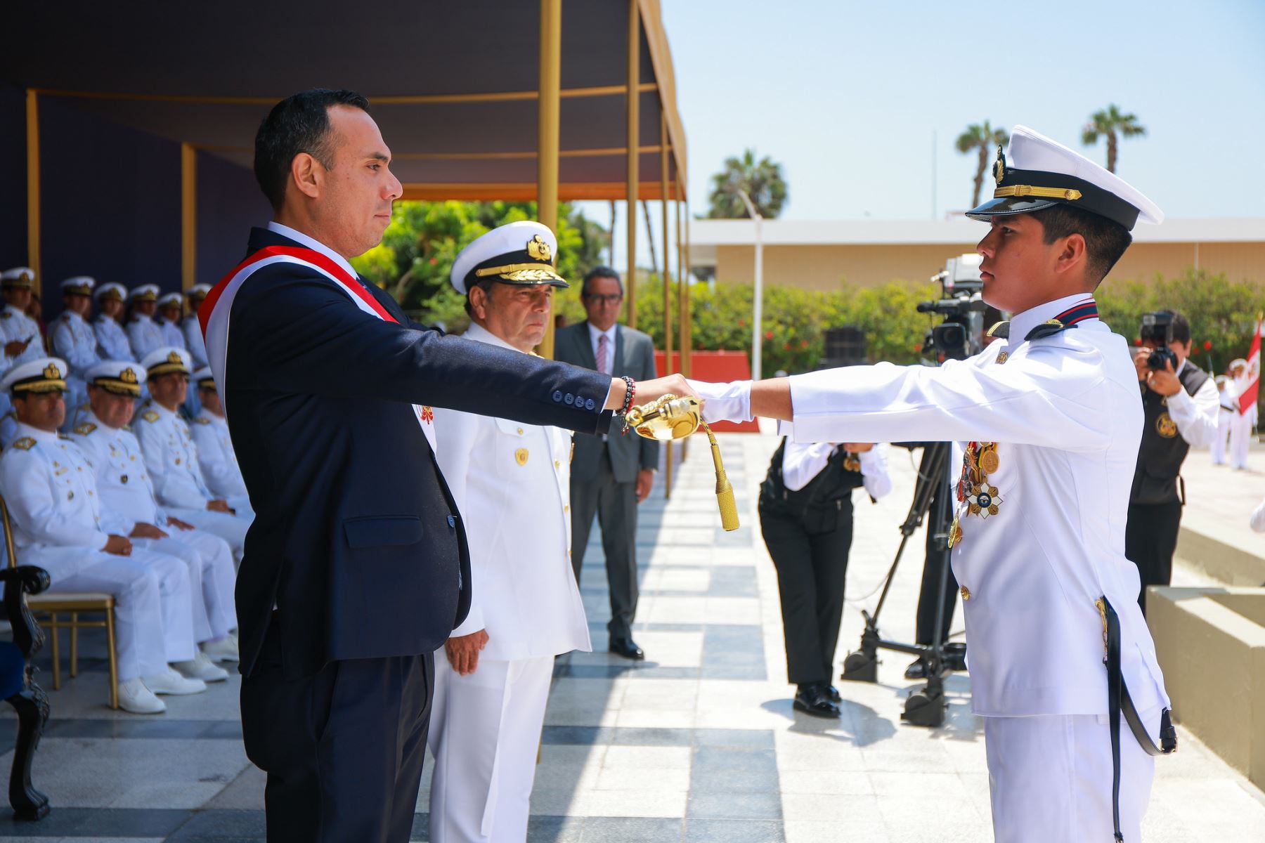 Presidente José Jerí participa en ceremonia de graduación de los nuevos Alféreces de Fragata que se incorporan oficialmente a la Marina de Guerra del Perú.  Foto: ANDINA/Prensa Presidencia