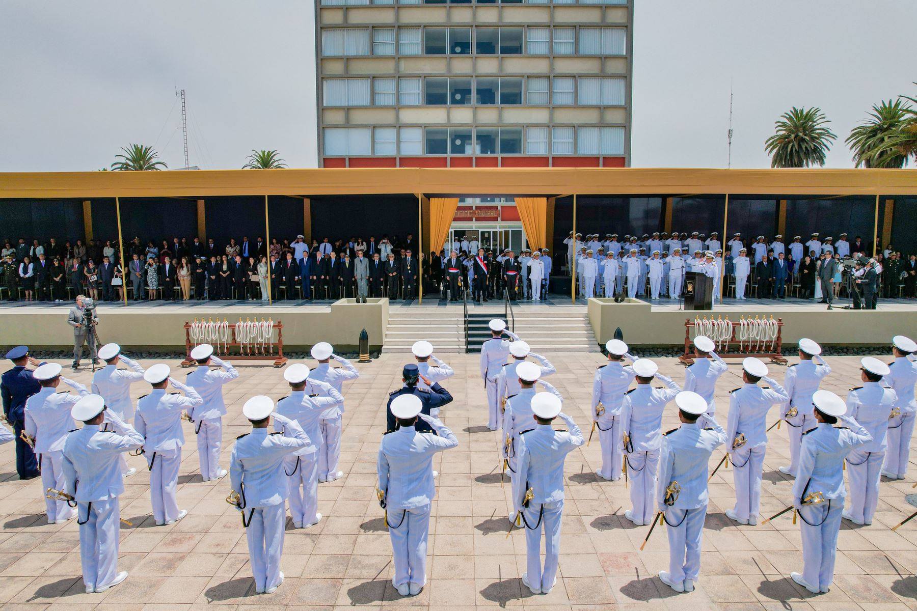 El presidente José Jerí lideró tomó juramento a 51 nuevos Alféreces de Fragata que se incorporan oficialmente a la Marina de Guerra del Perú.  Foto: ANDINA/Prensa Presidencia