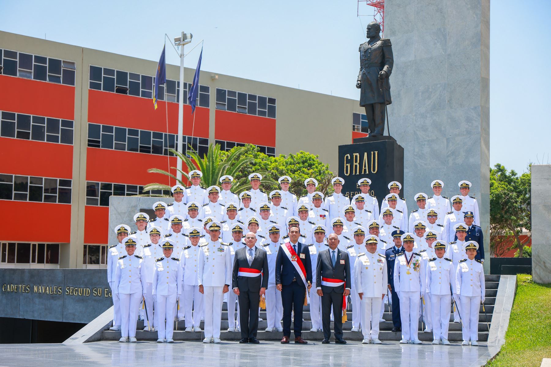 El presidente José Jerí lideró tomó juramento a 51 nuevos Alféreces de Fragata que se incorporan oficialmente a la Marina de Guerra del Perú.  Foto: ANDINA/Prensa Presidencia