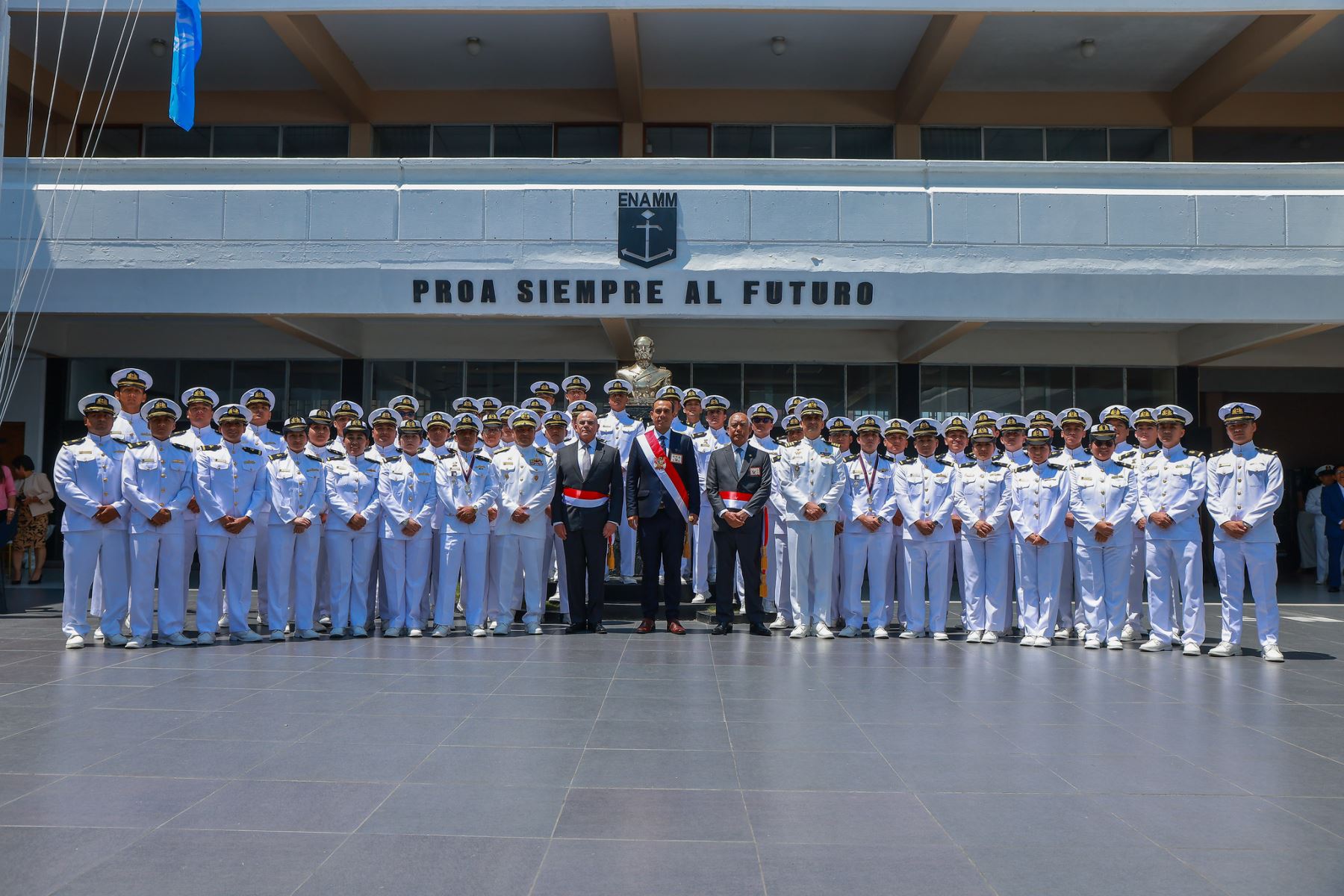 El presidente José Jerí estuvo presente en la ceremonia de graduación de la Escuela Nacional de Marina Mercante “Almirante Miguel Grau”, resaltando la preparación de los profesionales que contribuirán al comercio marítimo y al fortalecimiento del sector portuario del Perú. Foto: ANDINA/Prensa Presidencia