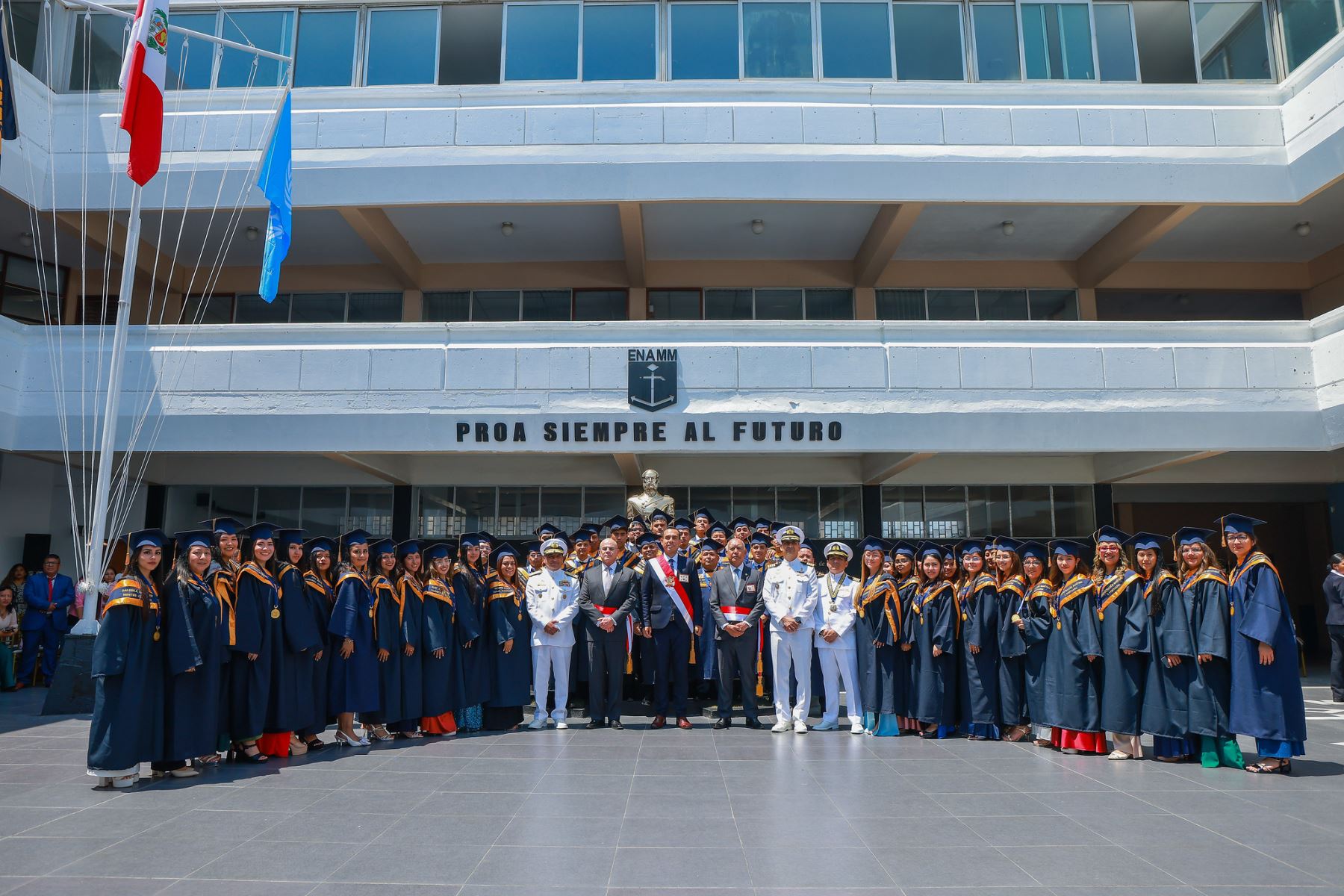 El presidente José Jerí estuvo presente en la ceremonia de graduación de la Escuela Nacional de Marina Mercante “Almirante Miguel Grau”, resaltando la preparación de los profesionales que contribuirán al comercio marítimo y al fortalecimiento del sector portuario del Perú. Foto: ANDINA/Prensa Presidencia