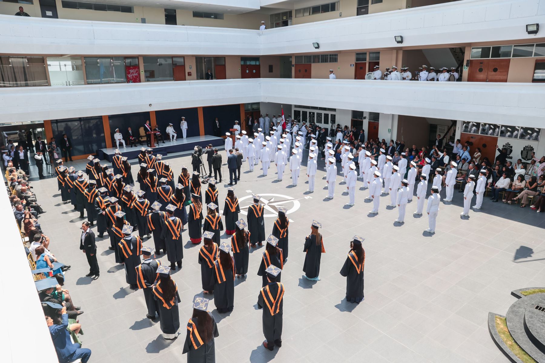 El presidente José Jerí estuvo presente en la ceremonia de graduación de la Escuela Nacional de Marina Mercante “Almirante Miguel Grau”, resaltando la preparación de los profesionales que contribuirán al comercio marítimo y al fortalecimiento del sector portuario del Perú. Foto: ANDINA/Prensa Presidencia