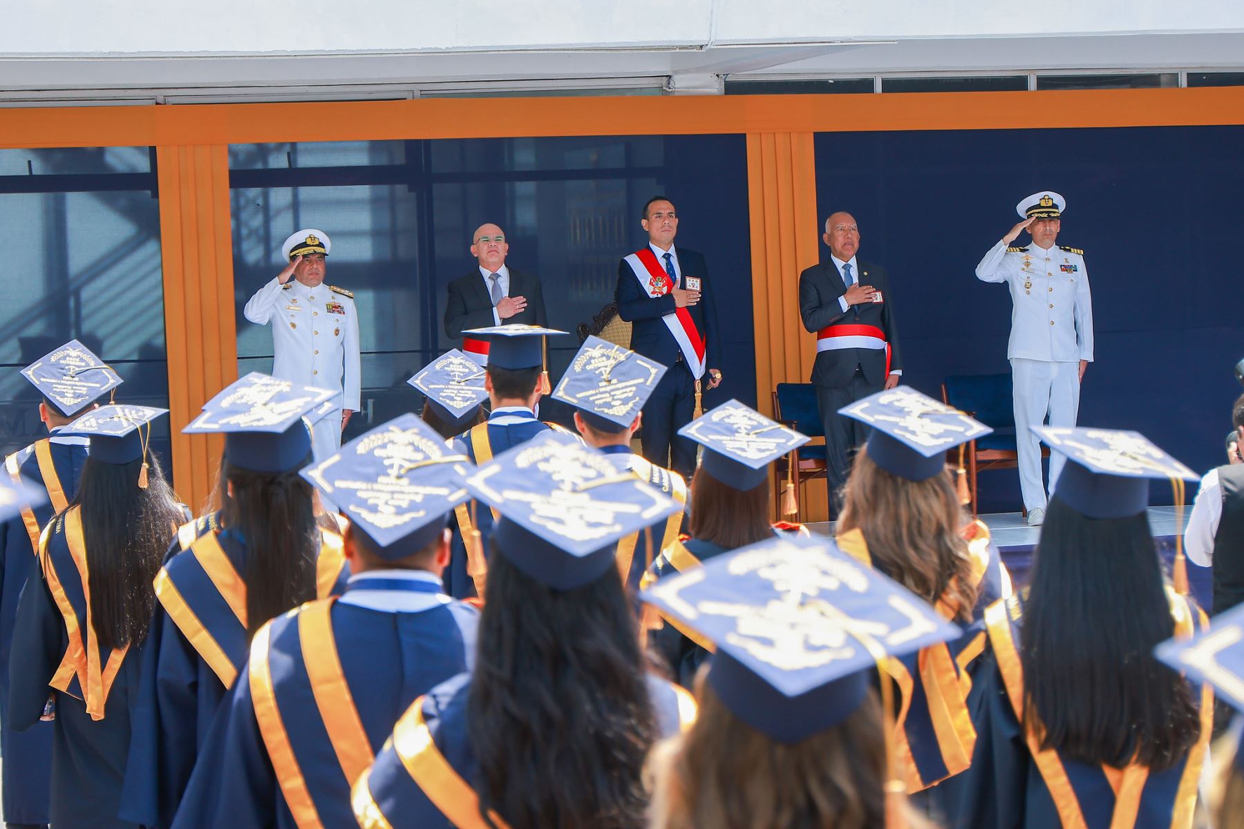 El presidente José Jerí estuvo presente en la ceremonia de graduación de la Escuela Nacional de Marina Mercante “Almirante Miguel Grau”, resaltando la preparación de los profesionales que contribuirán al comercio marítimo y al fortalecimiento del sector portuario del Perú. Foto: ANDINA/Prensa Presidencia