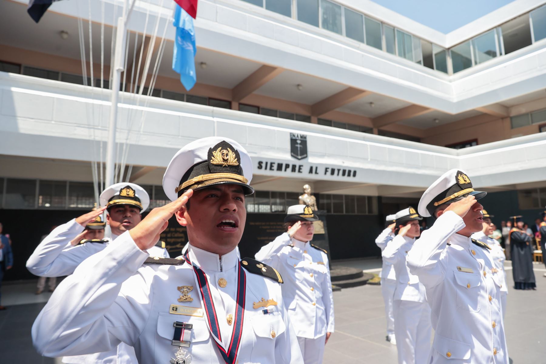 El presidente José Jerí estuvo presente en la ceremonia de graduación de la Escuela Nacional de Marina Mercante “Almirante Miguel Grau”, resaltando la preparación de los profesionales que contribuirán al comercio marítimo y al fortalecimiento del sector portuario del Perú. Foto: ANDINA/Prensa Presidencia