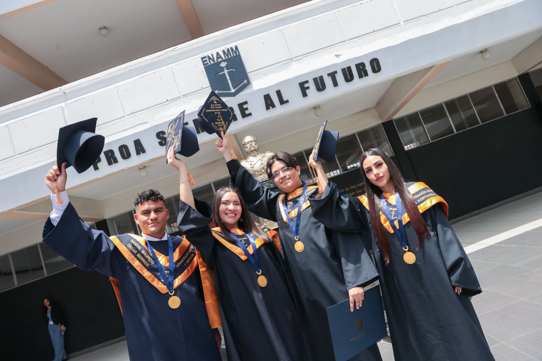 El presidente José Jerí estuvo presente en la ceremonia de graduación de la Escuela Nacional de Marina Mercante “Almirante Miguel Grau”, resaltando la preparación de los profesionales que contribuirán al comercio marítimo y al fortalecimiento del sector portuario del Perú. Foto: ANDINA/Prensa Presidencia