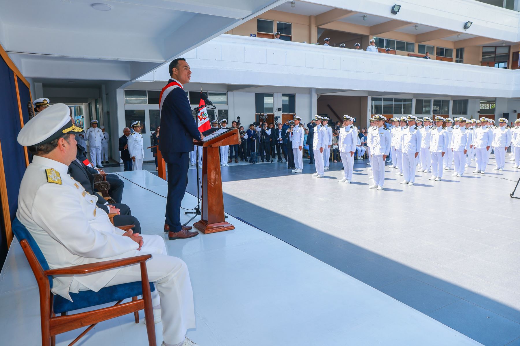 El presidente José Jerí estuvo presente en la ceremonia de graduación de la Escuela Nacional de Marina Mercante “Almirante Miguel Grau”, resaltando la preparación de los profesionales que contribuirán al comercio marítimo y al fortalecimiento del sector portuario del Perú. Foto: ANDINA/Prensa Presidencia