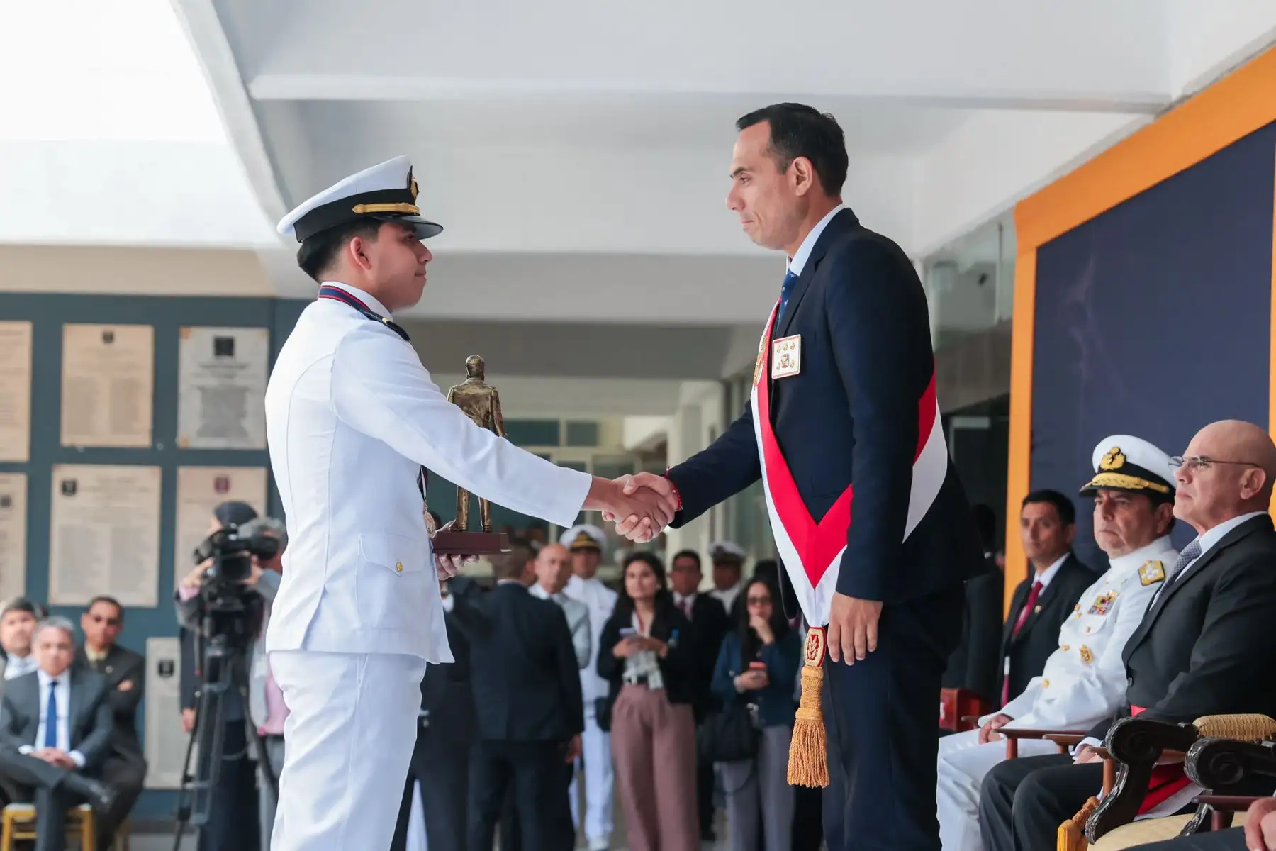 El presidente José Jerí estuvo presente en la ceremonia de graduación de la Escuela Nacional de Marina Mercante “Almirante Miguel Grau”, resaltando la preparación de los profesionales que contribuirán al comercio marítimo y al fortalecimiento del sector portuario del Perú. Foto: ANDINA/Prensa Presidencia