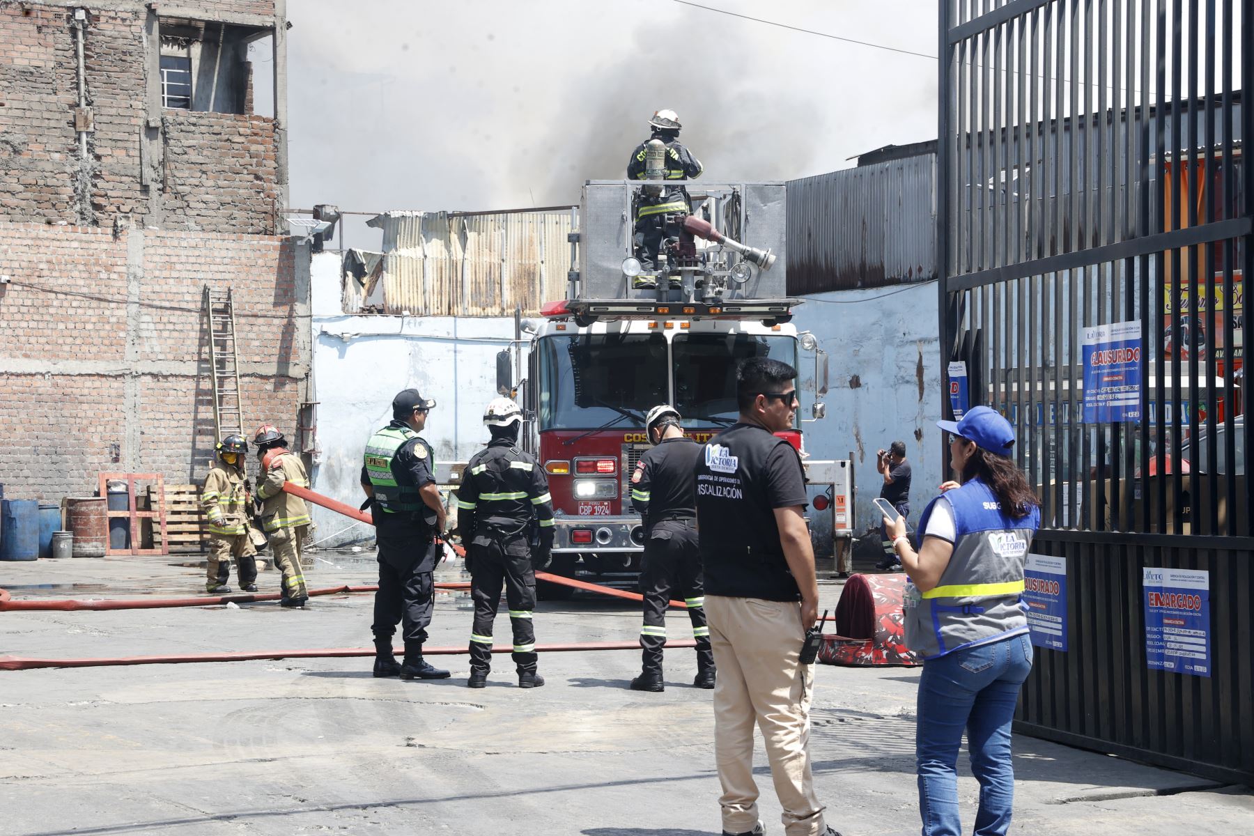 La densa nube de humo obligó a cerrar temporalmente varios negocios del sector. Vecinos reportaron dificultades para respirar, mientras las autoridades recomendaban mantener puertas y ventanas cerradas como medida de precaución.Foto: ANDINA/Vidal Tarqui