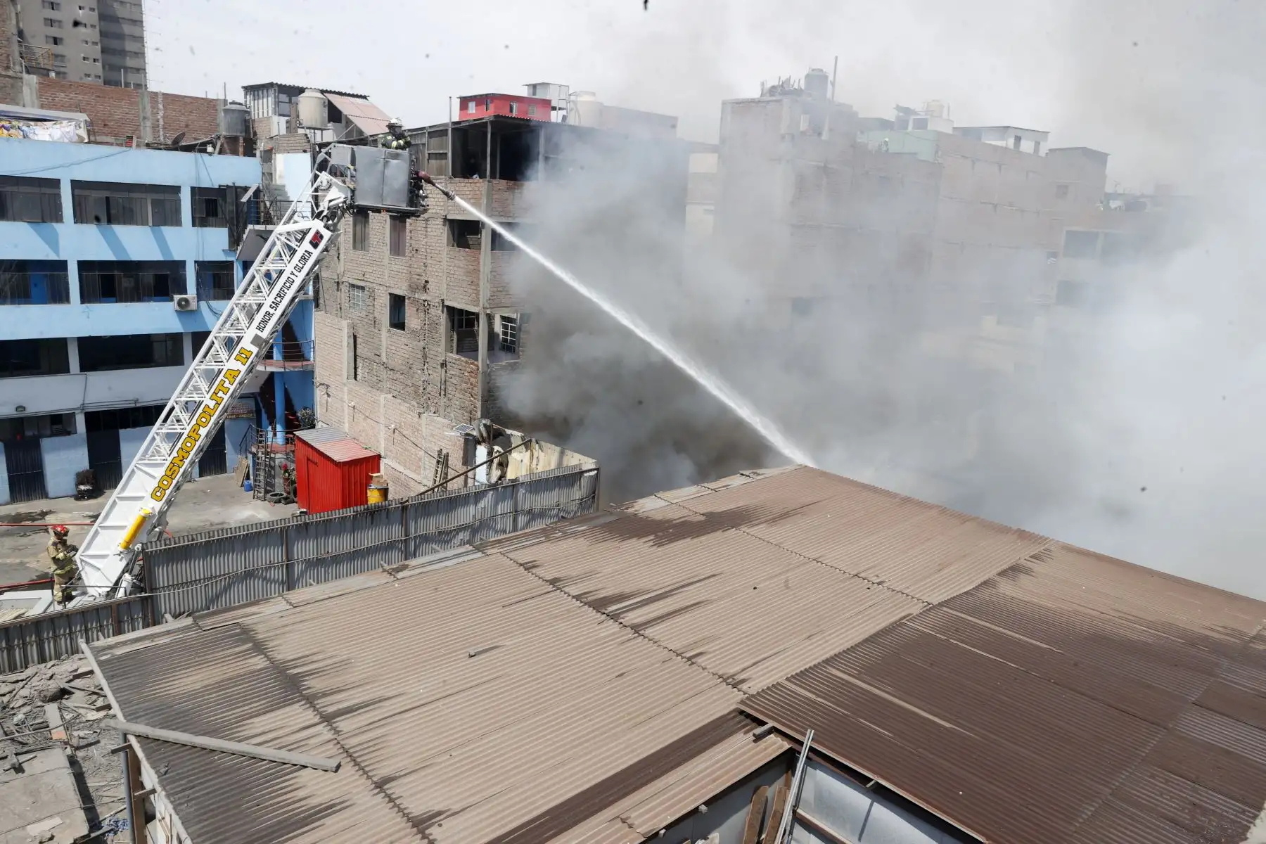 Un incendio de grandes proporciones consume un almacén de bicicletas y motos eléctricas en la cuadra 4 del jr. Raymondi, en La Victoria. Se movilizaron unas nueve unidades del Cuerpo General de Bomberos Voluntarios del Perú. El fuego ha causado daños materiales importantes y ha obligado a comerciantes y vecinos a retirar sus pertenencias por el riesgo de propagación a inmuebles y viviendas aledañas. Foto: ANDINA/Vidal Tarqui