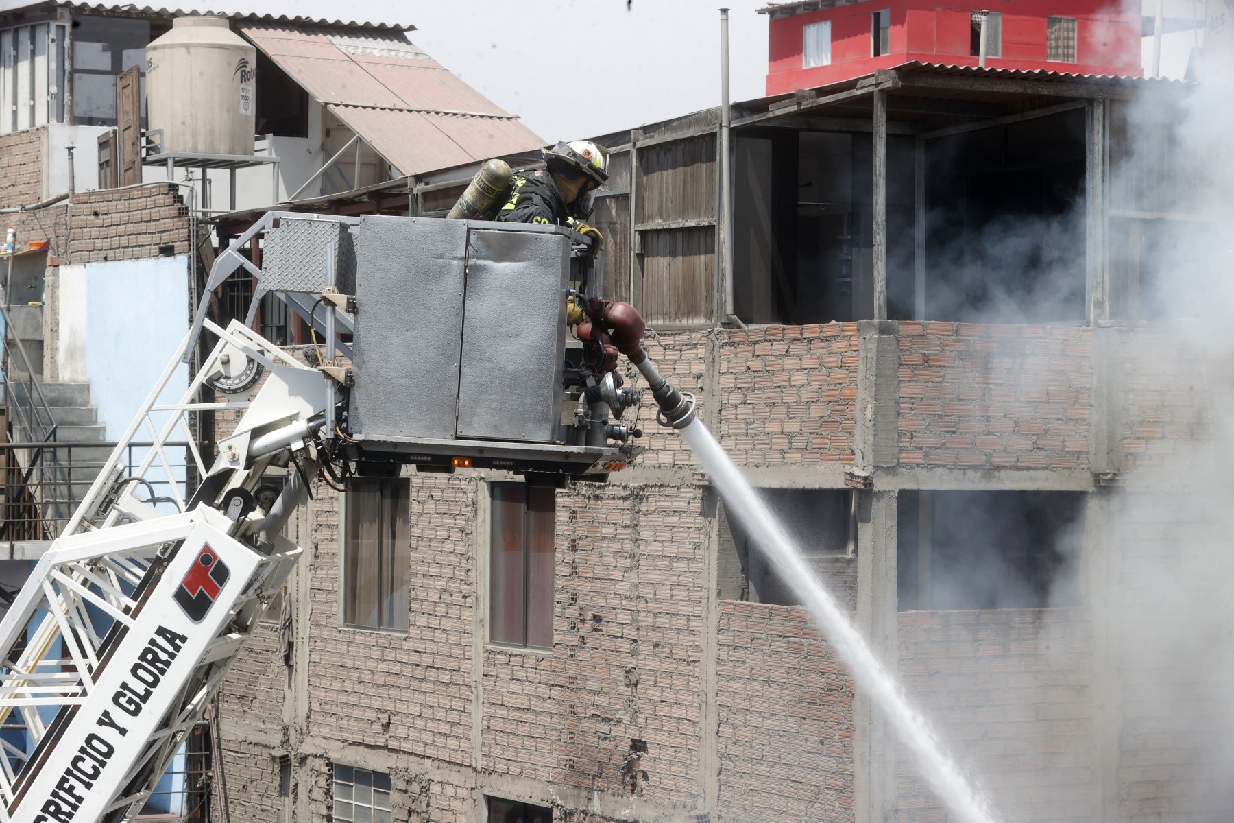 Durante las labores de control, los bomberos trabajaron de forma coordinada para reducir la intensidad del fuego y proteger las edificaciones cercanas. El tránsito en la zona fue restringido para facilitar el acceso de las unidades de emergencia.Foto: ANDINA/Vidal Tarqui