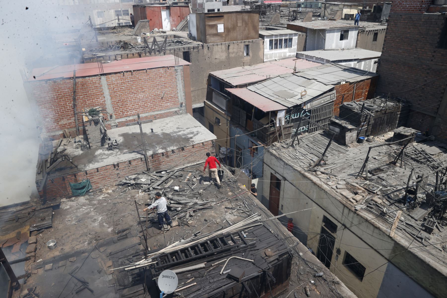 La cercanía del almacén con viviendas y comercios generó preocupación entre los residentes. Muchos de ellos evacuaron de manera preventiva y retiraron objetos personales ante el riesgo de que el incendio alcanzara los inmuebles aledaños.Foto: ANDINA/Vidal Tarqui