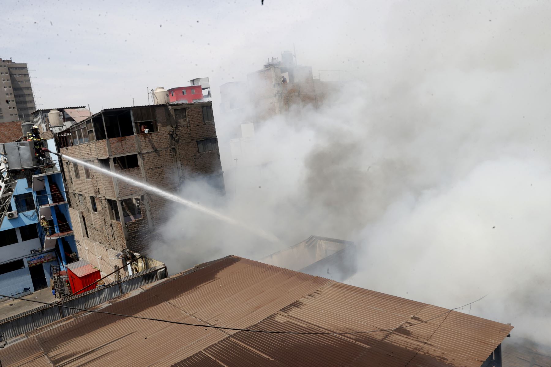 Ante la emergencia, al menos nueve unidades del Cuerpo General de Bomberos Voluntarios del Perú  desplegaron mangueras, escaleras y herramientas especializadas para evitar que las llamas se expandieran a predios colindantes.Foto: ANDINA/Vidal Tarqui