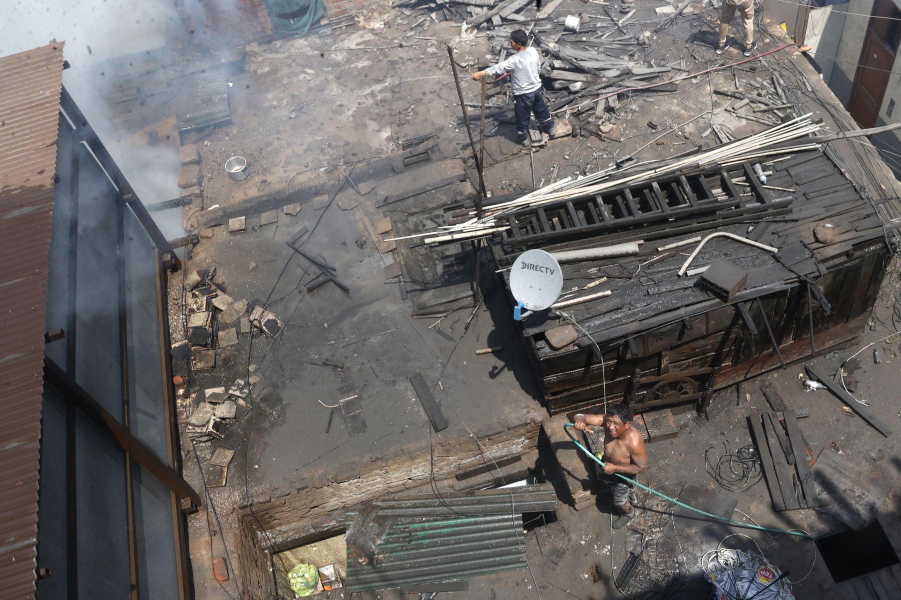 El local afectado almacenaba bicicletas y motos eléctricas, lo que incrementó la combustión y dificultó las labores iniciales de control. La presencia de material altamente inflamable obligó a extremar las medidas de seguridad mientras el fuego avanzaba por la estructura del inmueble.Foto: ANDINA/Vidal Tarqui