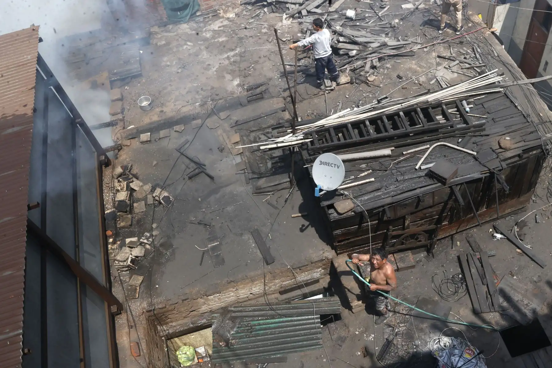 El local afectado almacenaba bicicletas y motos eléctricas, lo que incrementó la combustión y dificultó las labores iniciales de control. La presencia de material altamente inflamable obligó a extremar las medidas de seguridad mientras el fuego avanzaba por la estructura del inmueble.Foto: ANDINA/Vidal Tarqui