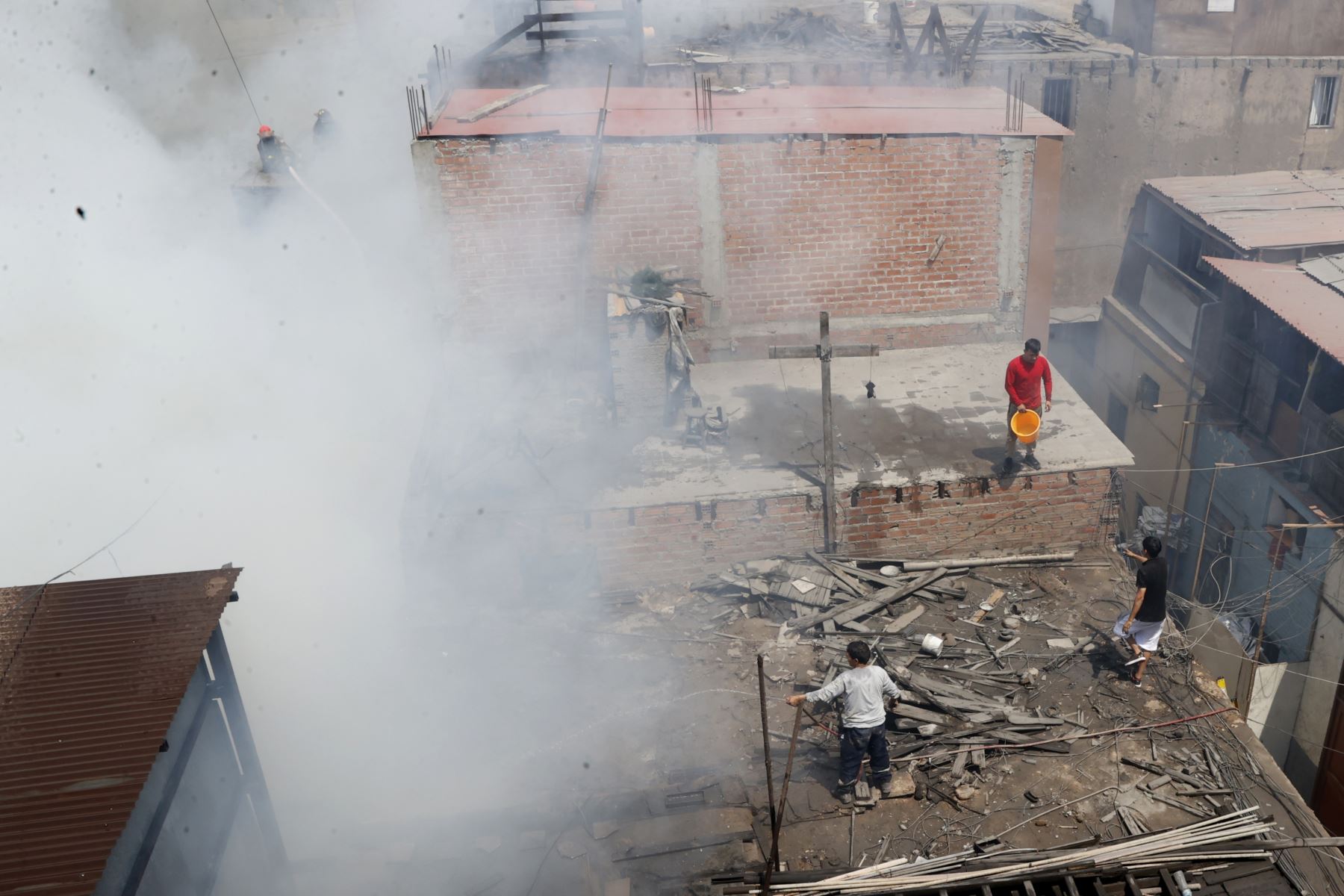 Un incendio de grandes proporciones consume un almacén de bicicletas y motos eléctricas en la cuadra 4 del jr. Raymondi, en La Victoria. Se movilizaron unas nueve unidades del Cuerpo General de Bomberos Voluntarios del Perú. El fuego ha causado daños materiales importantes y ha obligado a comerciantes y vecinos a retirar sus pertenencias por el riesgo de propagación a inmuebles y viviendas aledañas. Foto: ANDINA/Vidal Tarqui