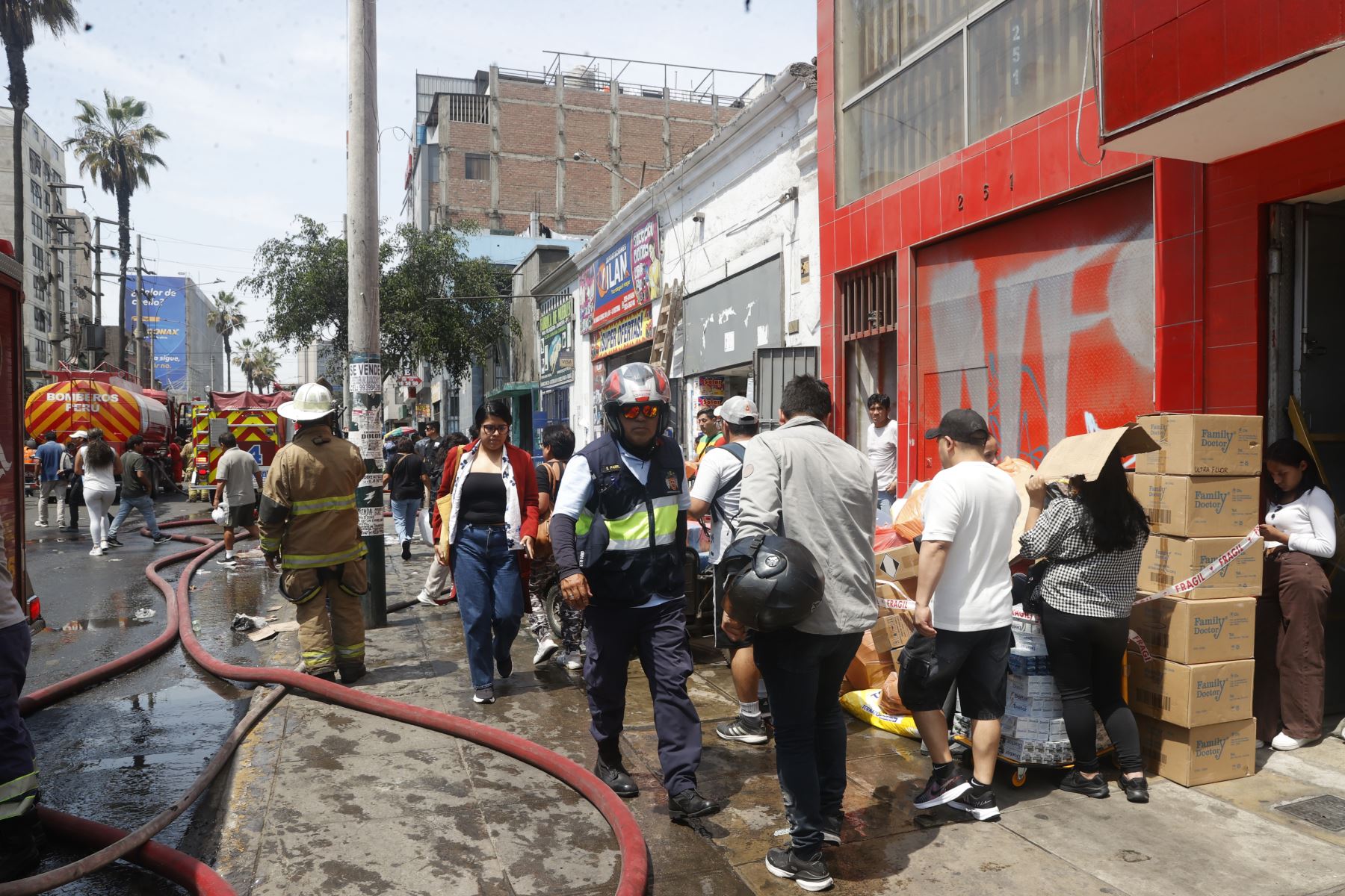 Tras varias horas de intenso trabajo, los bomberos lograron controlar la emergencia. El siniestro dejó cuantiosos daños materiales y puso en evidencia la vulnerabilidad de zonas comerciales densamente pobladas frente a este tipo de incidentes.Foto: ANDINA/Vidal Tarqui
